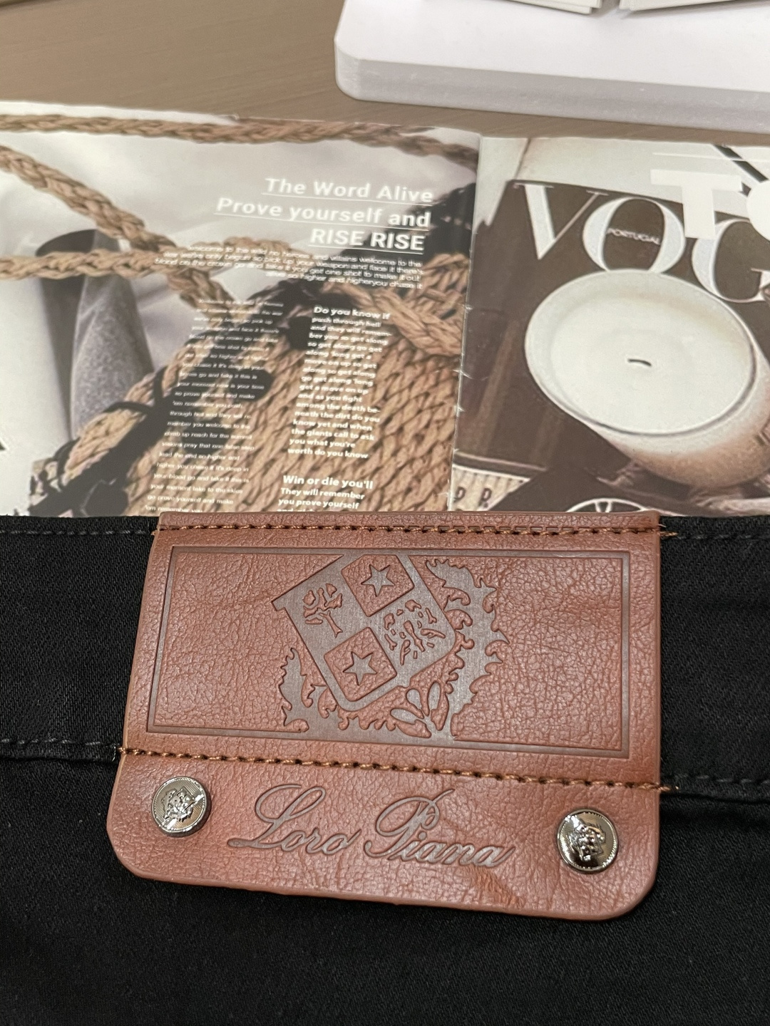 lP🆕专柜最新同款牛仔裤 面料版型做工绝绝子好穿不挑身材在搭配上没有太多的限制 随意简洁的衬托其他单品，