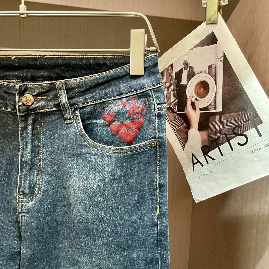 Prad 专柜最新同款牛仔裤 面料版型做工绝绝子好穿不挑身材在搭配上没有太多的限制 随意简洁的衬托其他单