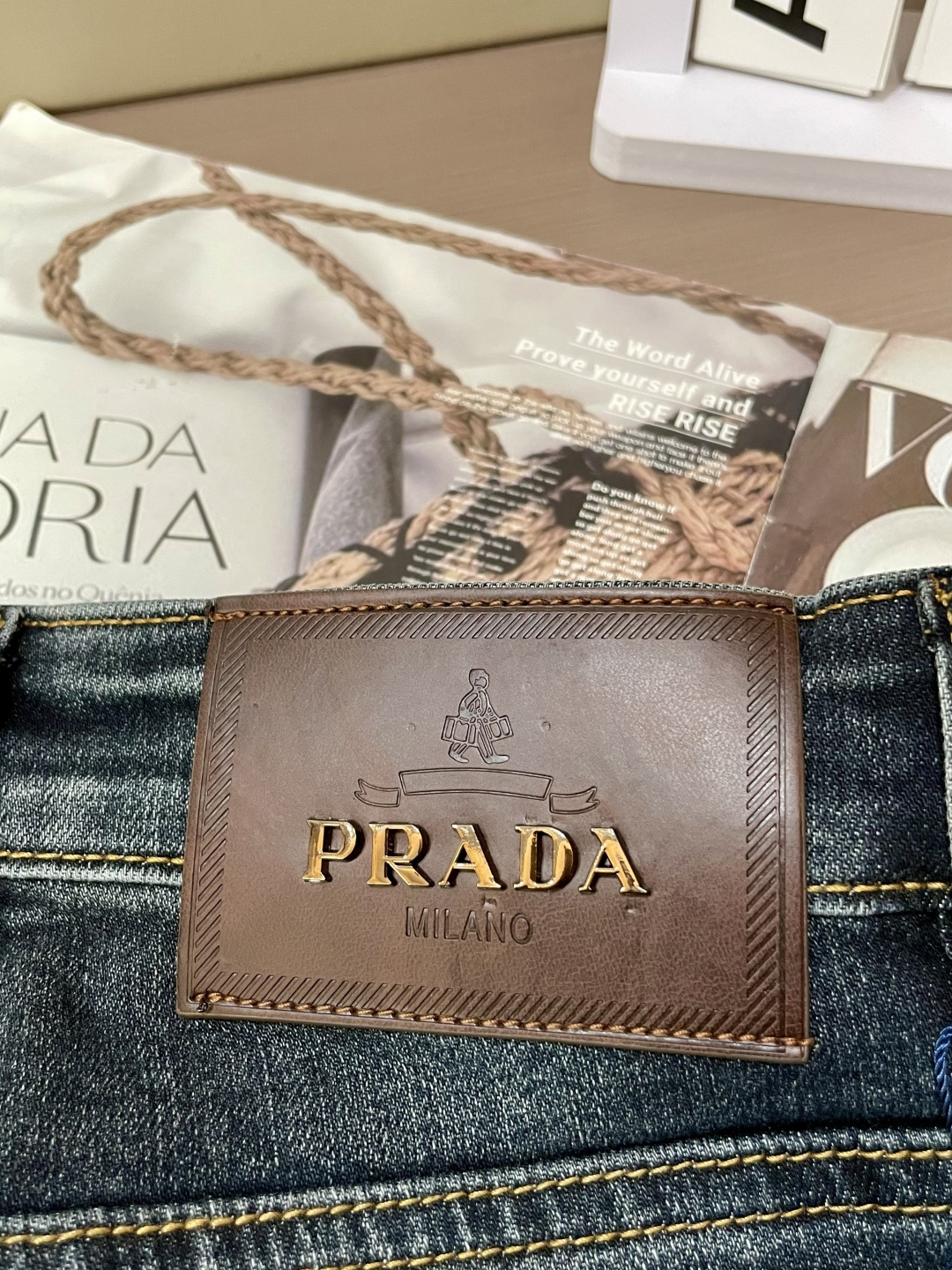 Prad 专柜最新同款牛仔裤 面料版型做工绝绝子好穿不挑身材在搭配上没有太多的限制 随意简洁的衬托其他单