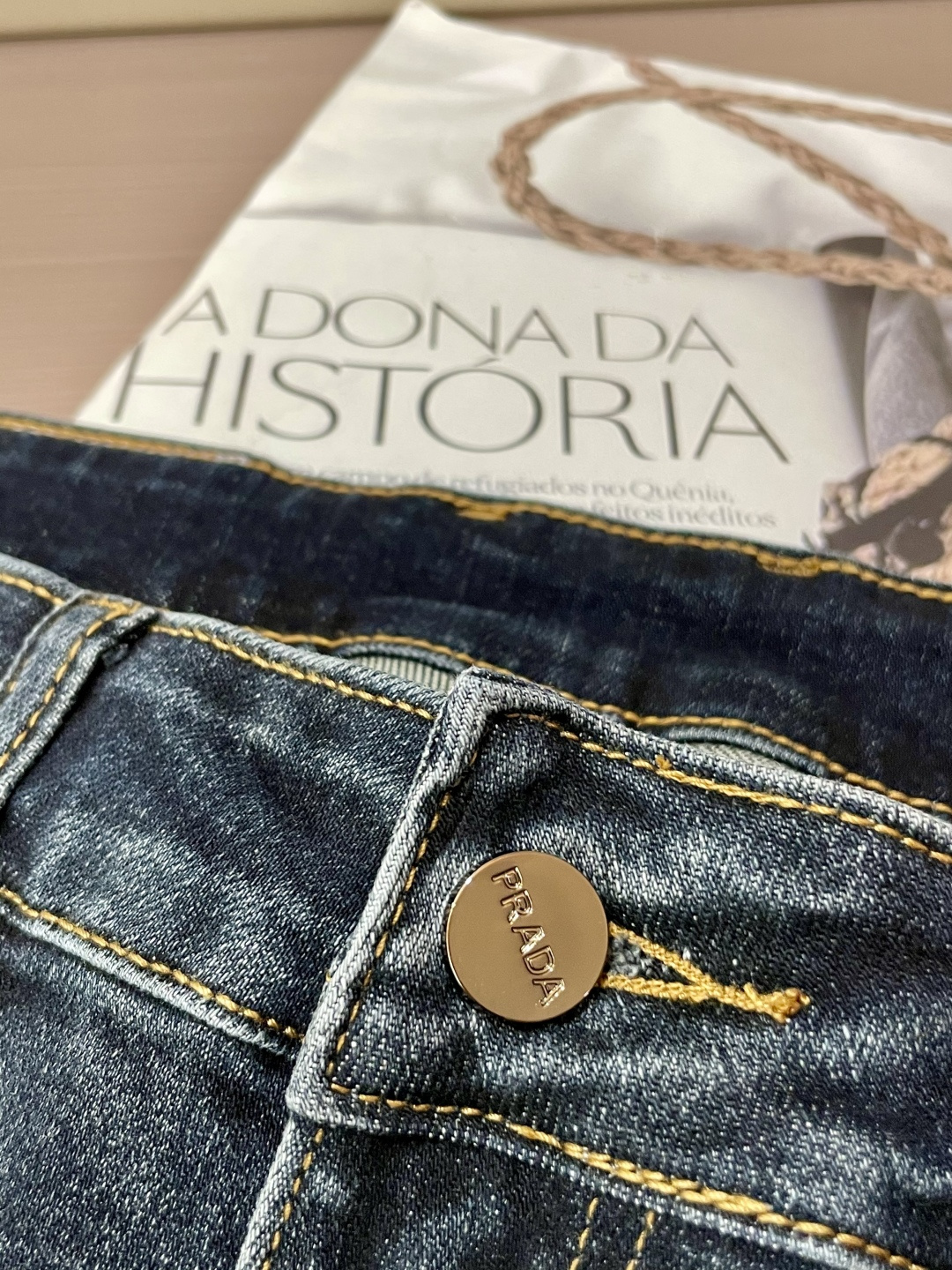 Prad 专柜最新同款牛仔裤 面料版型做工绝绝子好穿不挑身材在搭配上没有太多的限制 随意简洁的衬托其他单