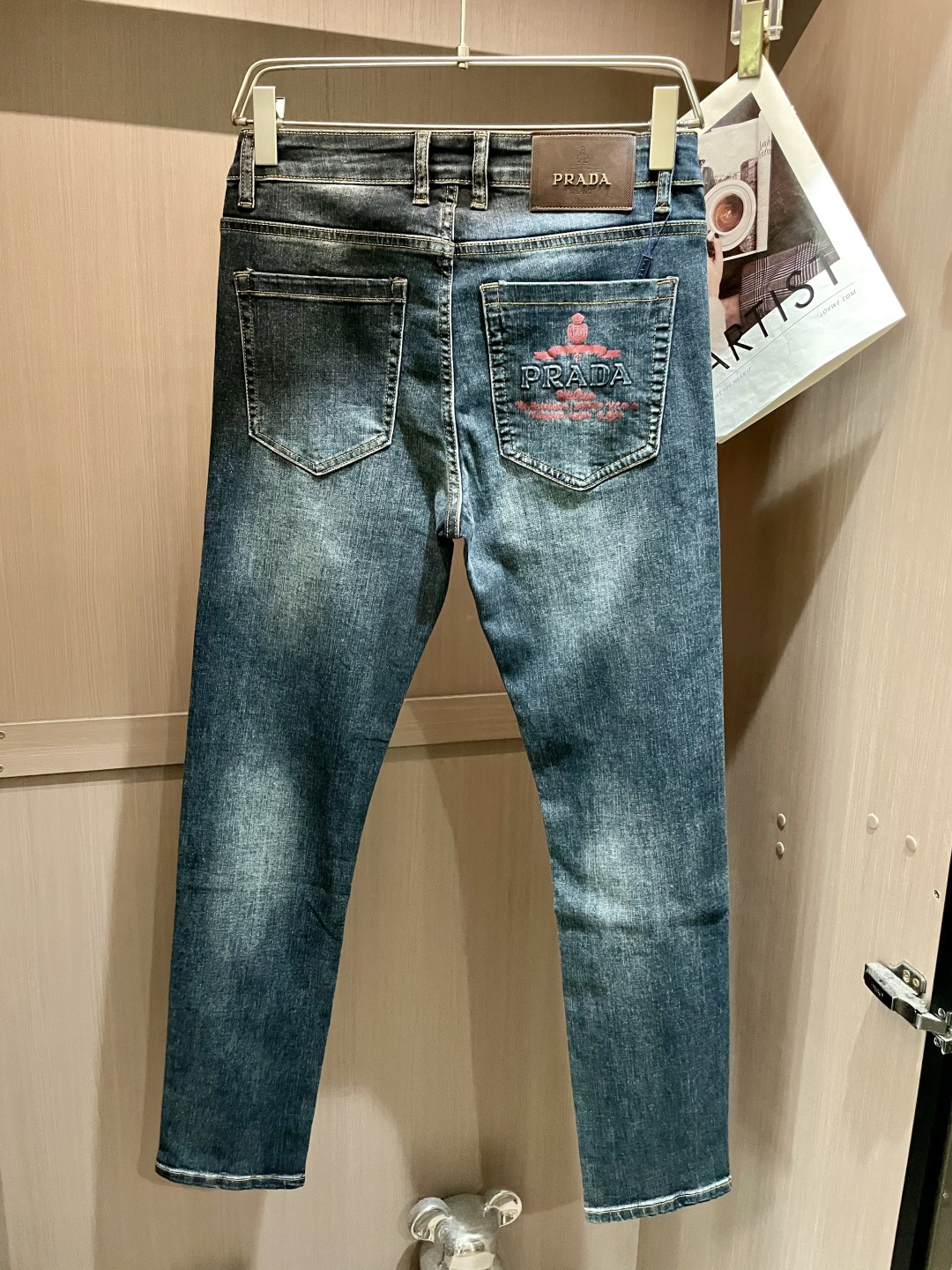 Prad 专柜最新同款牛仔裤 面料版型做工绝绝子好穿不挑身材在搭配上没有太多的限制 随意简洁的衬托其他单