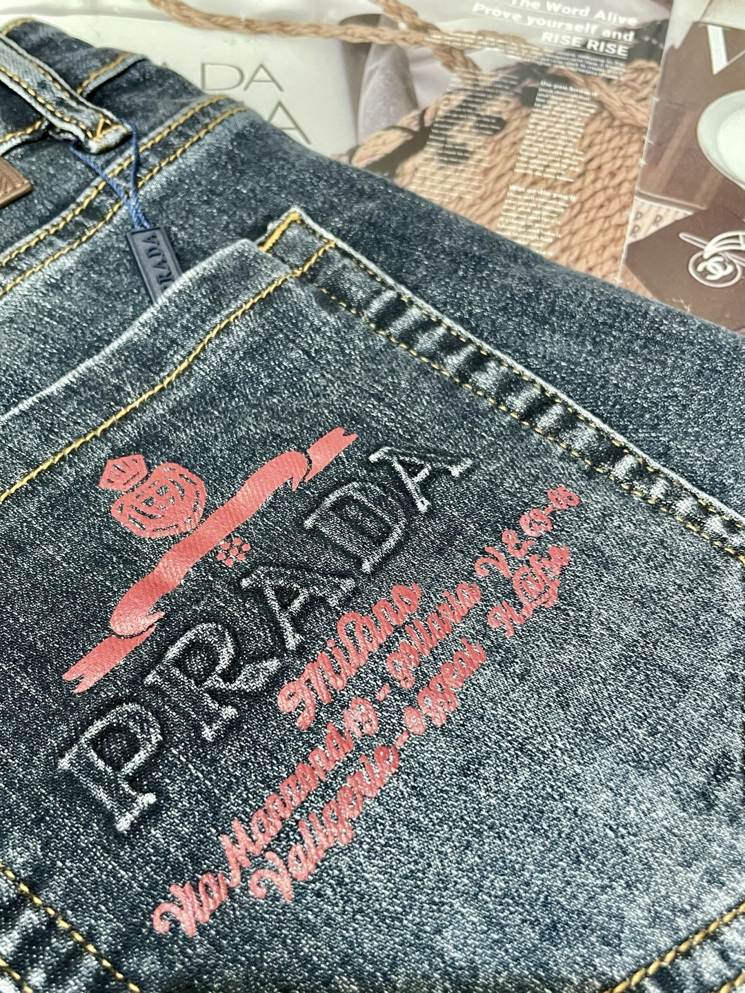 Prad 专柜最新同款牛仔裤 面料版型做工绝绝子好穿不挑身材在搭配上没有太多的限制 随意简洁的衬托其他单