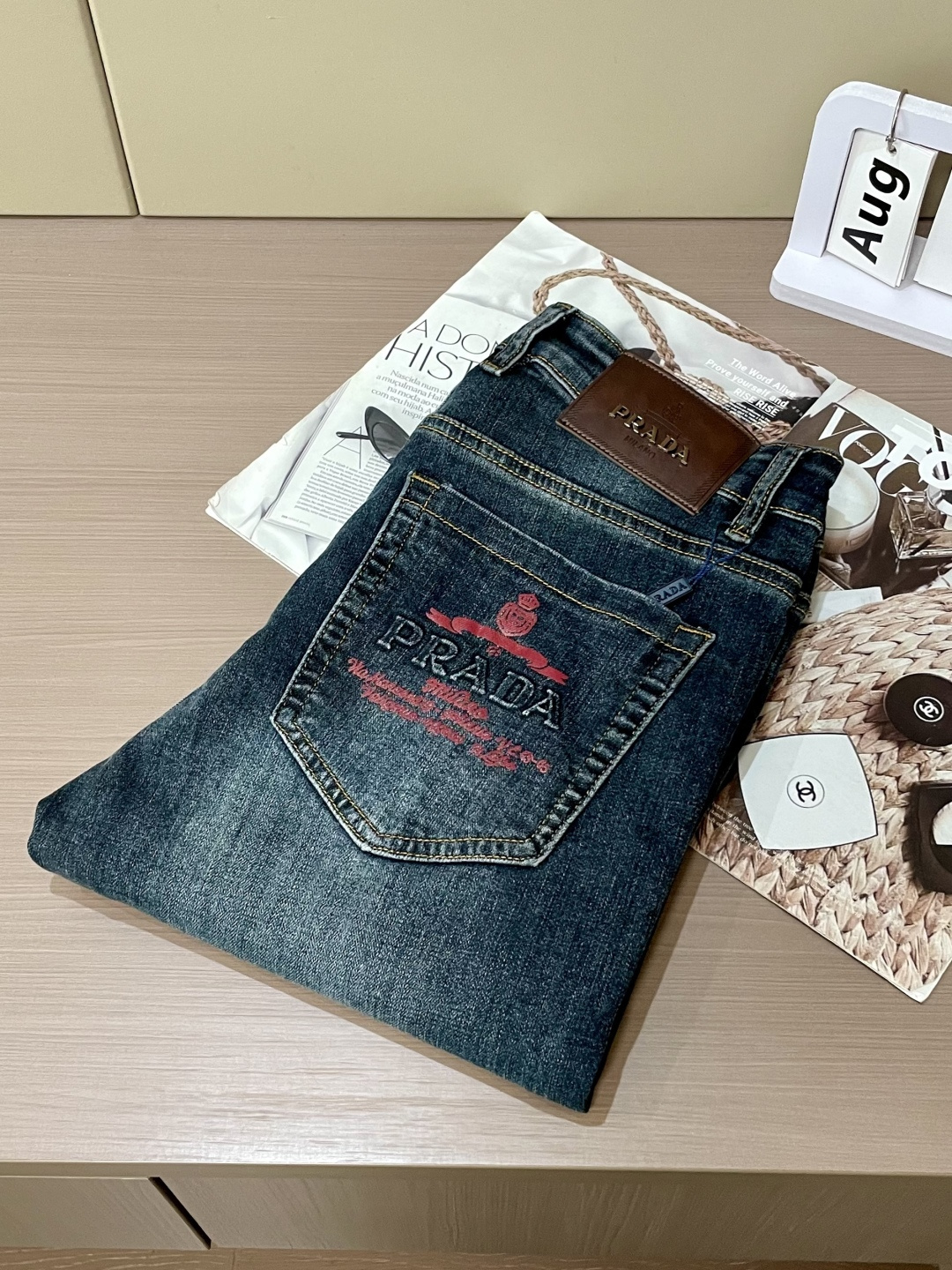 Prad 专柜最新同款牛仔裤 面料版型做工绝绝子好穿不挑身材在搭配上没有太多的限制 随意简洁的衬托其他单