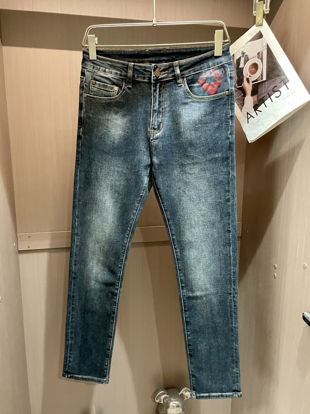 NO:522172,The latest same style of jeans in Prad counter, the fabric is extremely craftsmanship, and it is easy to wear but not picky about the figure. There are no restrictions on matching. You can set off other items in a random and simple way to show your style and posture~ A full set of original hardware accessories, top-level creation. You can match any style of items, match with various T-shirts/shirts, knitted jackets, and you don’t have to worry about matching when going out on a daily basis. Size 29-40,,prada,jeans,jackets & coats,shirts,tees,t-shirt,alexander wang19860909Prad 专柜最新同款牛仔裤 面料版型做工绝绝子 好穿不挑身材在搭配上没有太多的限制 随意简洁的衬托其他单品,来展现自己的风格姿态～ 全套原版五金辅料,顶级打造 可以百搭任何风格的单品,搭配各种T恤／衬衫,针织外套都可,日常外出不必再为搭配而烦恼了 尺码 29-40,,prada,jeans,jackets & coats,shirts,tees，t-shirt,alexander wang,Men's clothing