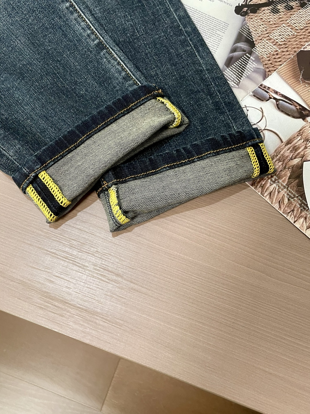 Prad 专柜最新同款牛仔裤 面料版型做工绝绝子好穿不挑身材在搭配上没有太多的限制 随意简洁的衬托其他单