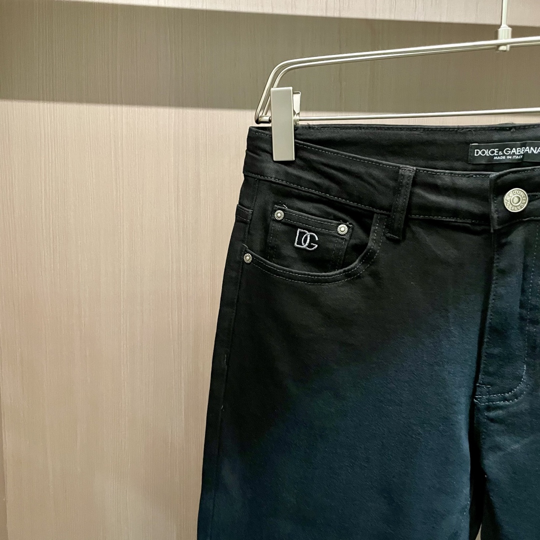 DG 专柜最新同款牛仔裤 面料版型做工绝绝子好穿不挑身材在搭配上没有太多的限制 随意简洁的衬托其他单品，