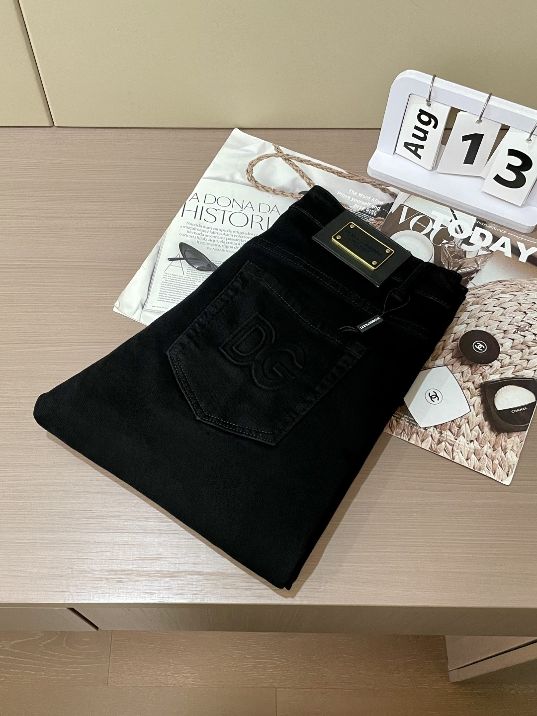 DG 专柜最新同款牛仔裤 面料版型做工绝绝子好穿不挑身材在搭配上没有太多的限制 随意简洁的衬托其他单品，