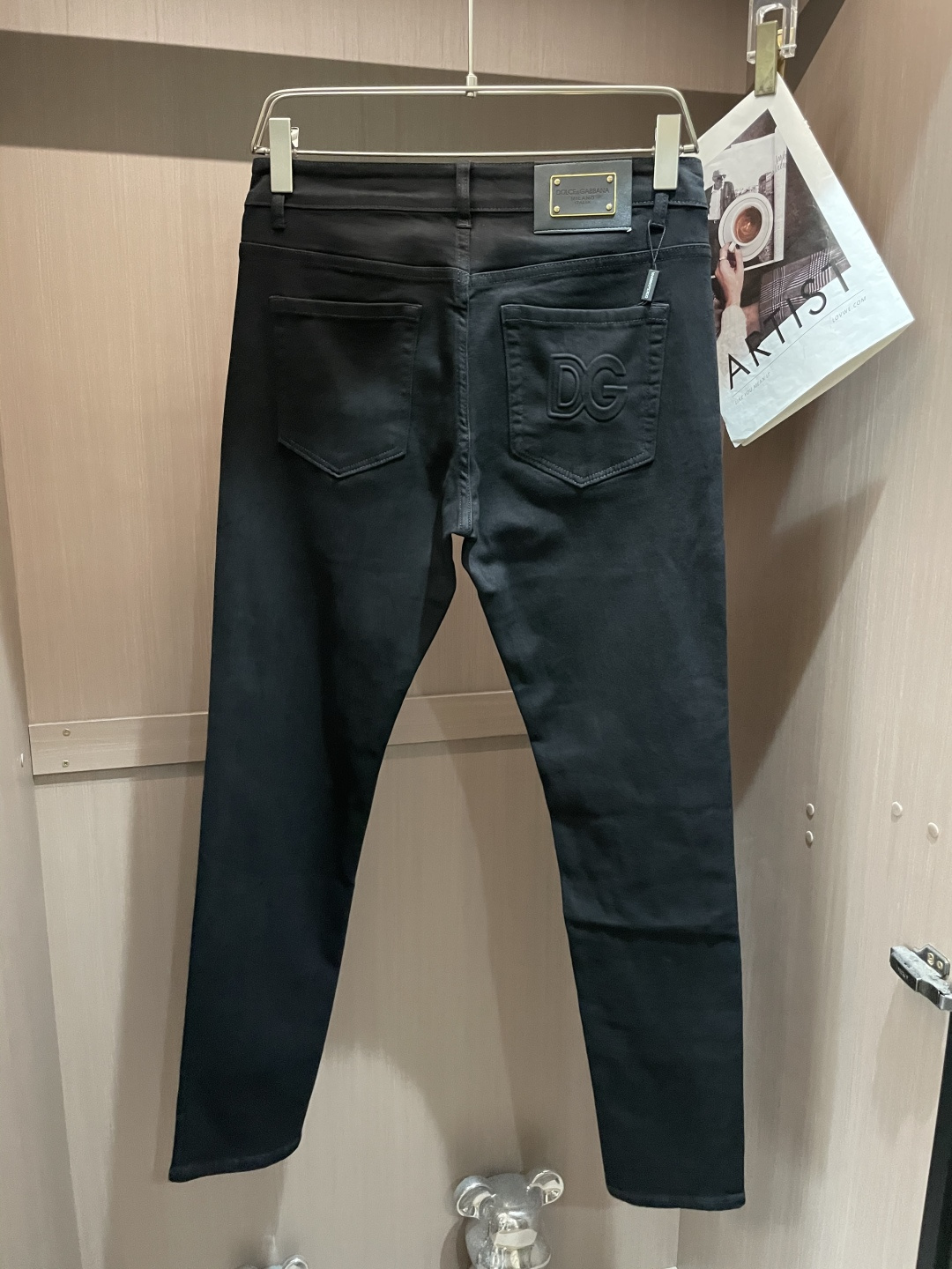 DG 专柜最新同款牛仔裤 面料版型做工绝绝子好穿不挑身材在搭配上没有太多的限制 随意简洁的衬托其他单品，
