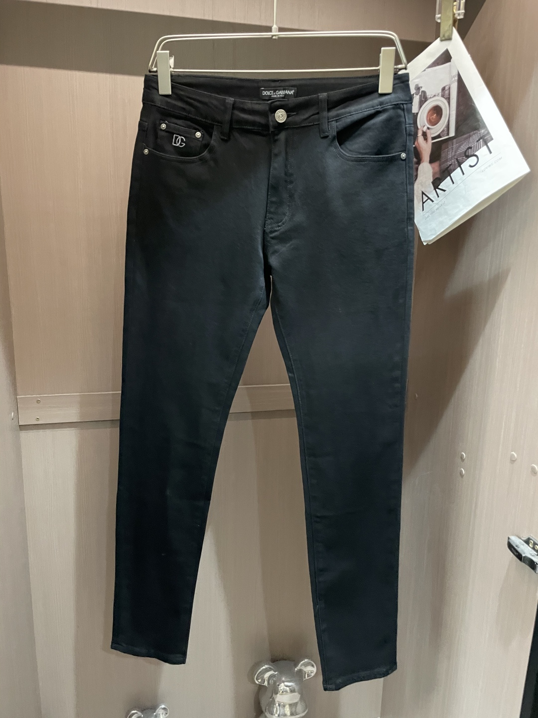 DG 专柜最新同款牛仔裤 面料版型做工绝绝子好穿不挑身材在搭配上没有太多的限制 随意简洁的衬托其他单品，