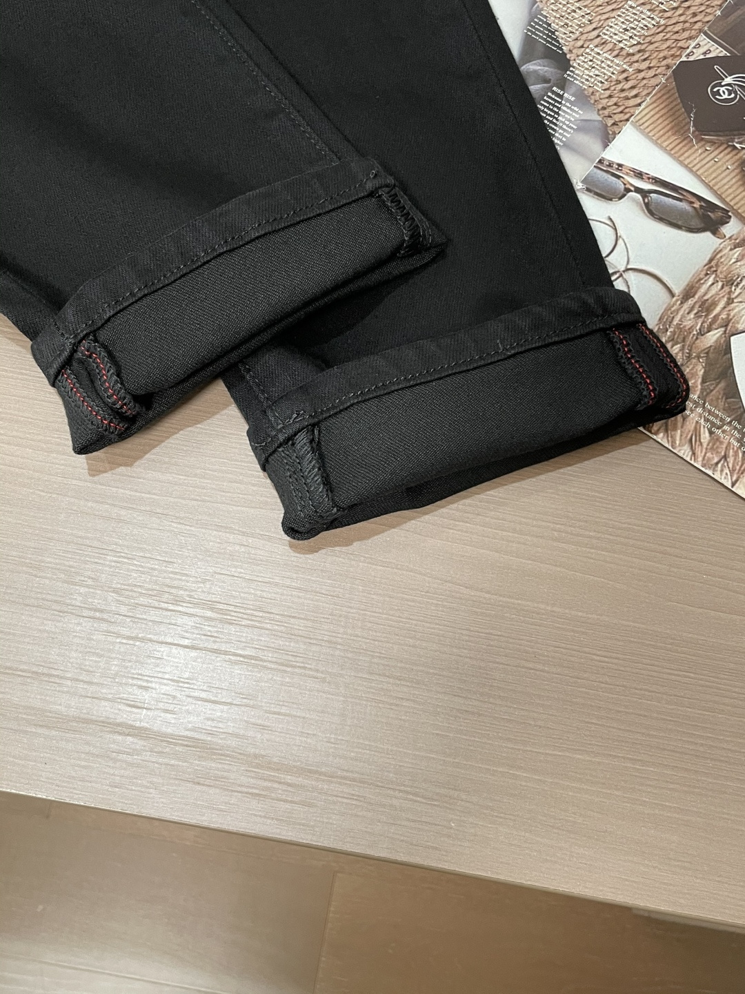 DG 专柜最新同款牛仔裤 面料版型做工绝绝子好穿不挑身材在搭配上没有太多的限制 随意简洁的衬托其他单品，