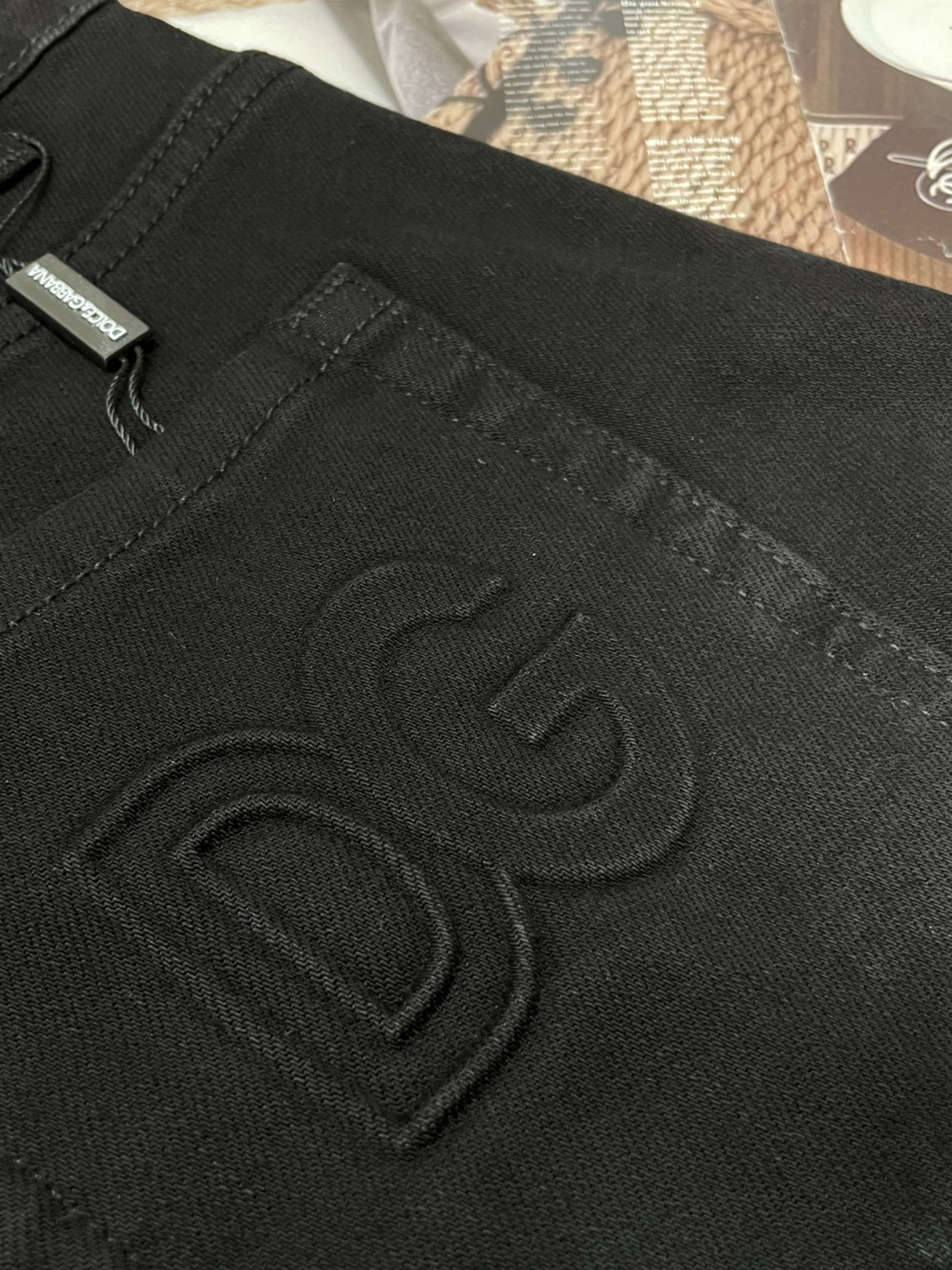 DG 专柜最新同款牛仔裤 面料版型做工绝绝子好穿不挑身材在搭配上没有太多的限制 随意简洁的衬托其他单品，