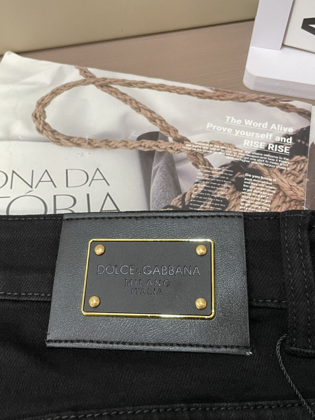 DG 专柜最新同款牛仔裤 面料版型做工绝绝子好穿不挑身材在搭配上没有太多的限制 随意简洁的衬托其他单品，