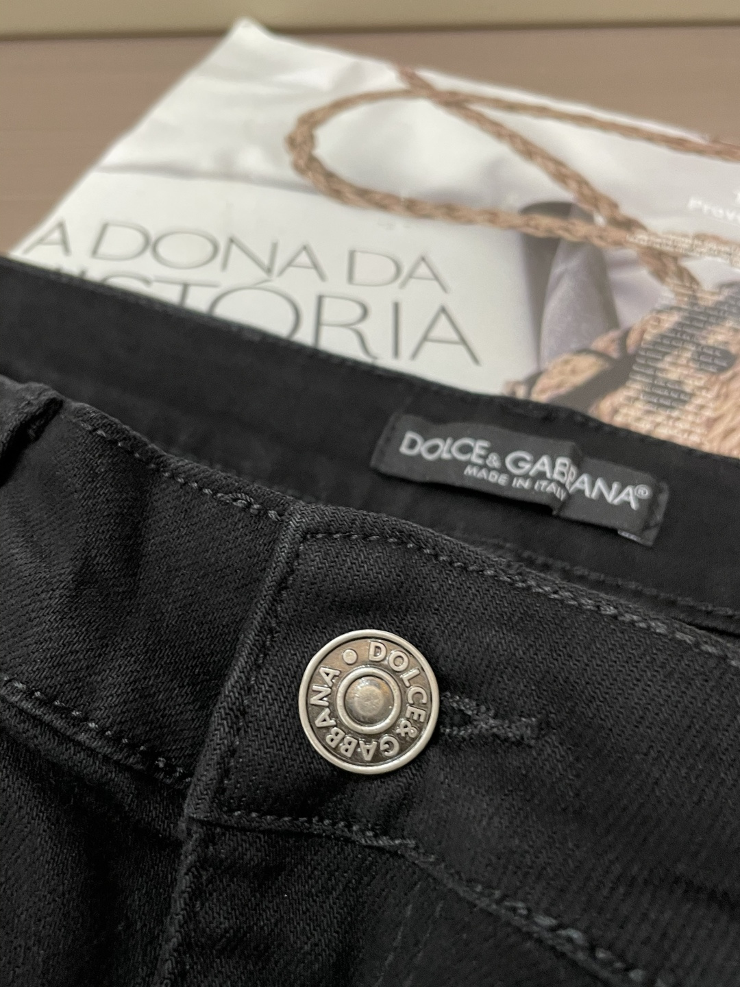 DG 专柜最新同款牛仔裤 面料版型做工绝绝子好穿不挑身材在搭配上没有太多的限制 随意简洁的衬托其他单品，