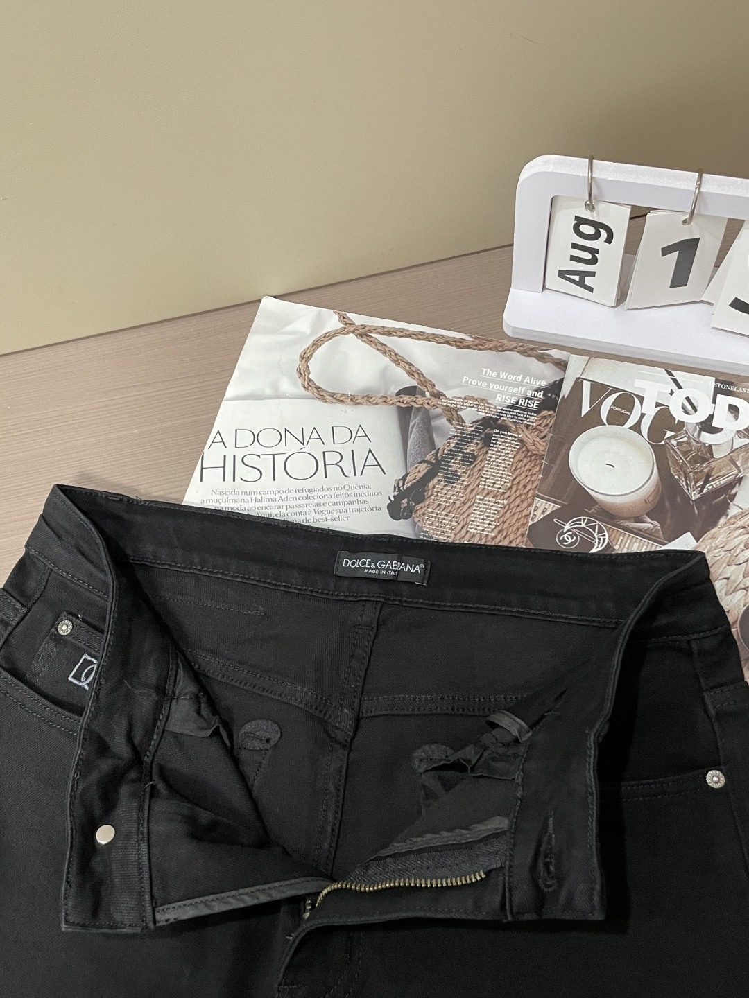 DG 专柜最新同款牛仔裤 面料版型做工绝绝子好穿不挑身材在搭配上没有太多的限制 随意简洁的衬托其他单品，