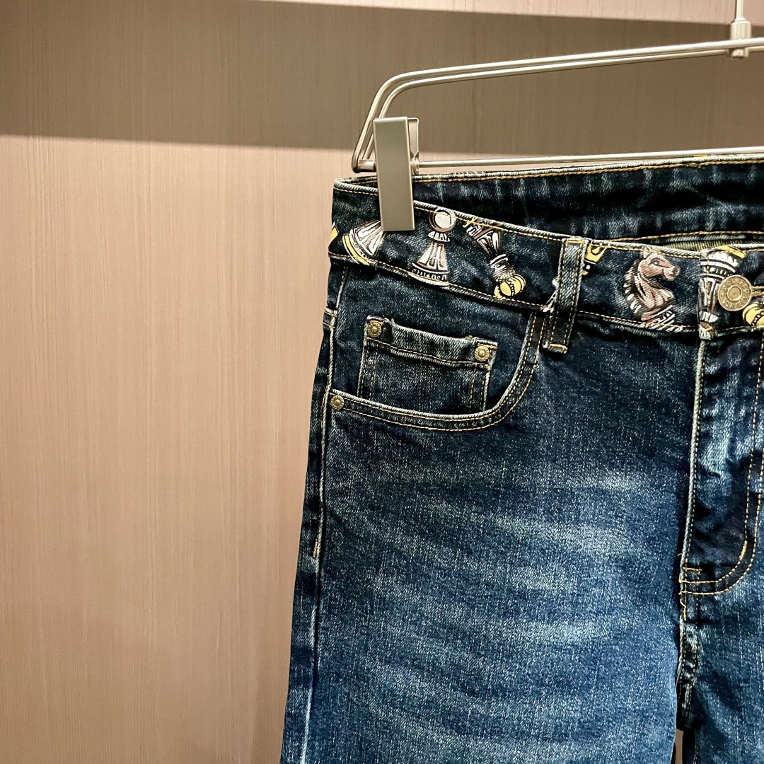 DG专柜最新同款牛仔裤 面料版型做工绝绝子好穿不挑身材在搭配上没有太多的限制 随意简洁的衬托其他单品，来