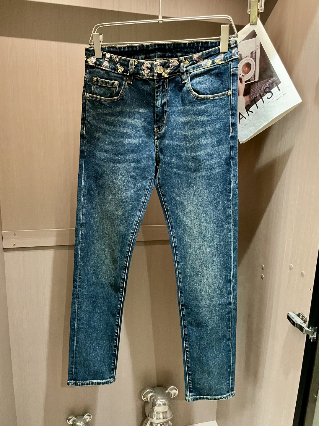 NO:522175,DG counter has the latest same style of jeans. The fabric style is excellent. It is easy to wear and not pick on the figure. There are no restrictions on matching. It can be simple to set off other items to show your style and posture~ A full set of original hardware accessories, top-level creation. It can be versatile with any style of items, matched with various T-shirts/shirts, knitted jackets. You don’t have to worry about matching when going out on a daily basis. Size 29-40,,jeans,jackets & coats,shirts,tees,t-shirt,alexander wang19860909DG 专柜最新同款牛仔裤 面料版型做工绝绝子 好穿不挑身材在搭配上没有太多的限制 随意简洁的衬托其他单品,来展现自己的风格姿态～ 全套原版五金辅料,顶级打造 可以百搭任何风格的单品,搭配各种T恤／衬衫,针织外套都可,日常外出不必再为搭配而烦恼了 尺码 29-40,,jeans,jackets & coats,shirts,tees，t-shirt,alexander wang,Men's clothing