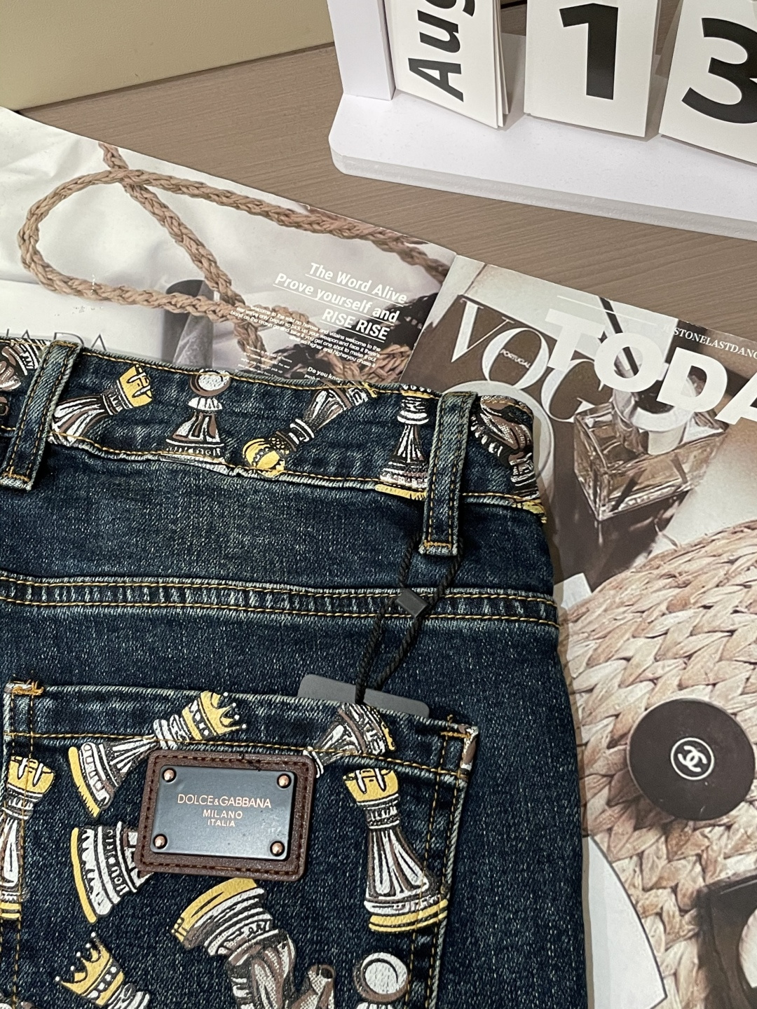 DG专柜最新同款牛仔裤 面料版型做工绝绝子好穿不挑身材在搭配上没有太多的限制 随意简洁的衬托其他单品，来