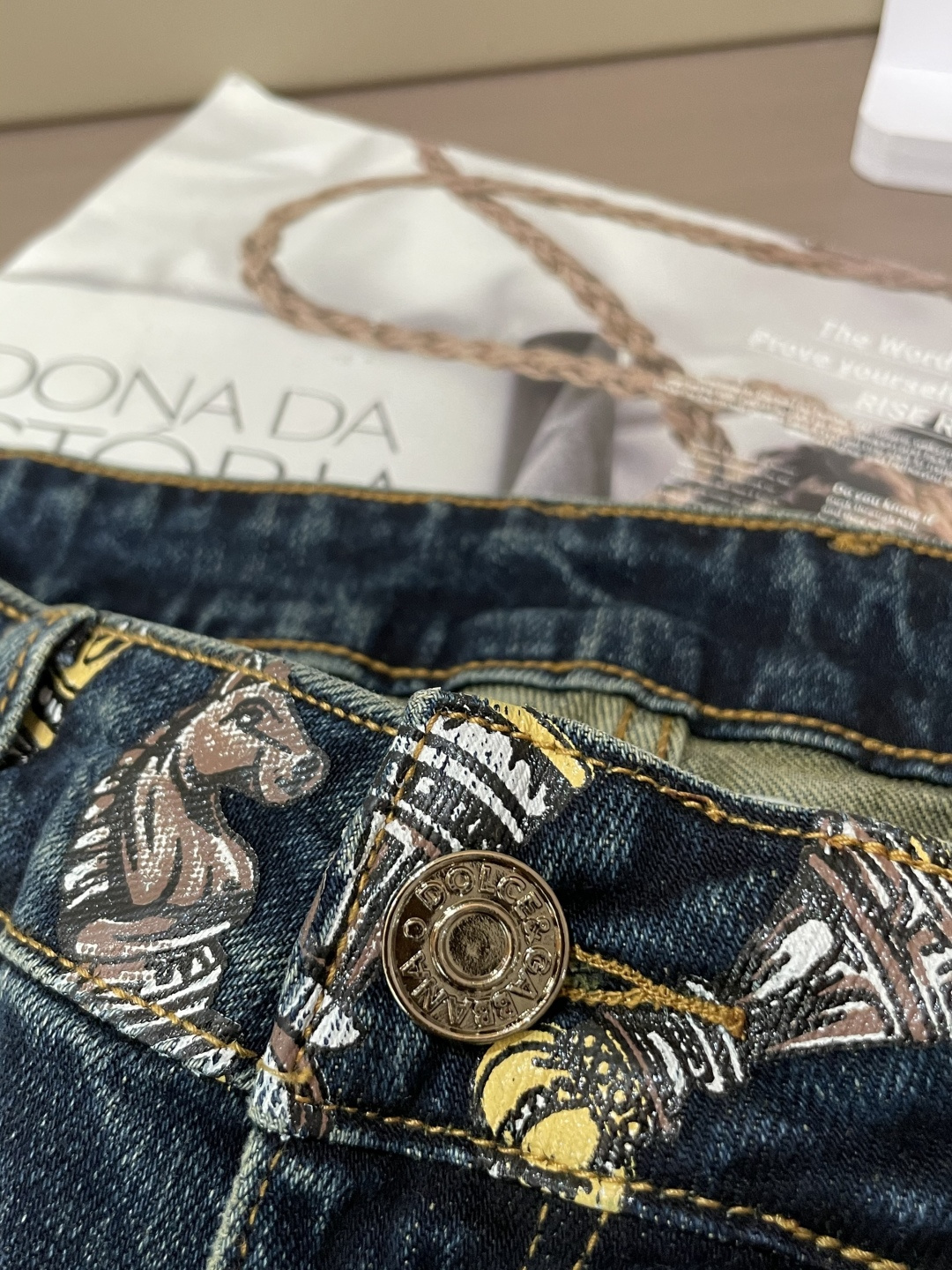 DG专柜最新同款牛仔裤 面料版型做工绝绝子好穿不挑身材在搭配上没有太多的限制 随意简洁的衬托其他单品，来