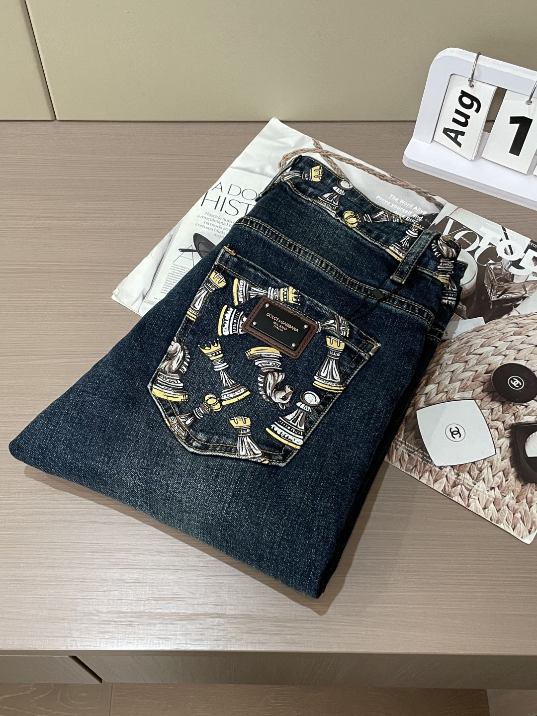 DG专柜最新同款牛仔裤 面料版型做工绝绝子好穿不挑身材在搭配上没有太多的限制 随意简洁的衬托其他单品，来