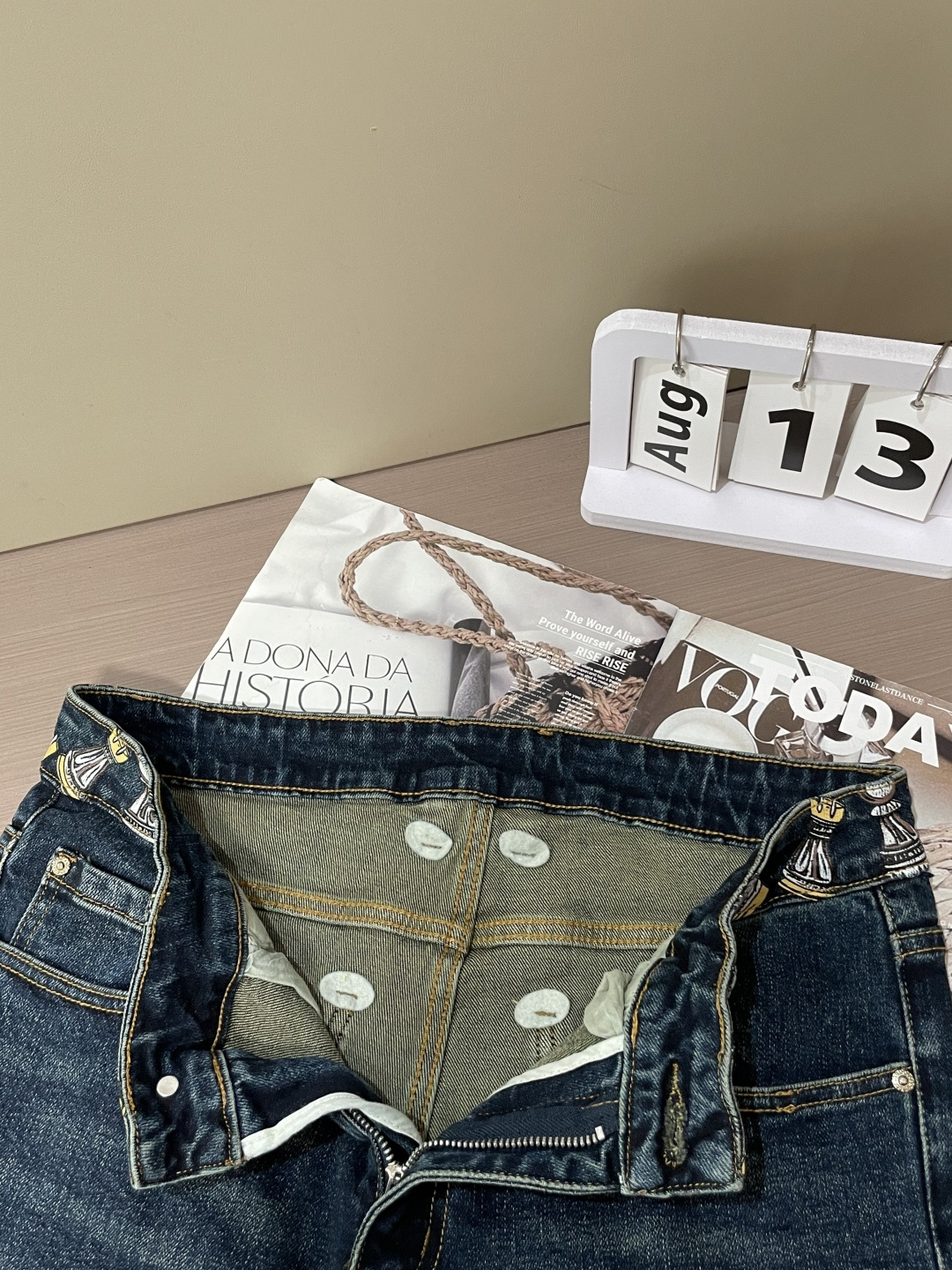 DG专柜最新同款牛仔裤 面料版型做工绝绝子好穿不挑身材在搭配上没有太多的限制 随意简洁的衬托其他单品，来