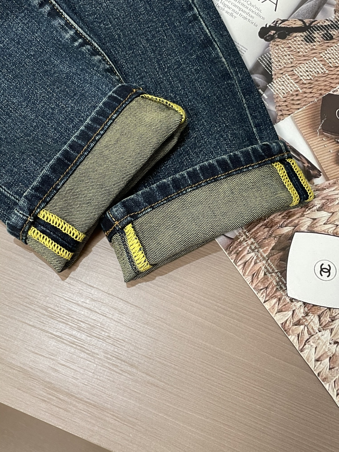 DG专柜最新同款牛仔裤 面料版型做工绝绝子好穿不挑身材在搭配上没有太多的限制 随意简洁的衬托其他单品，来