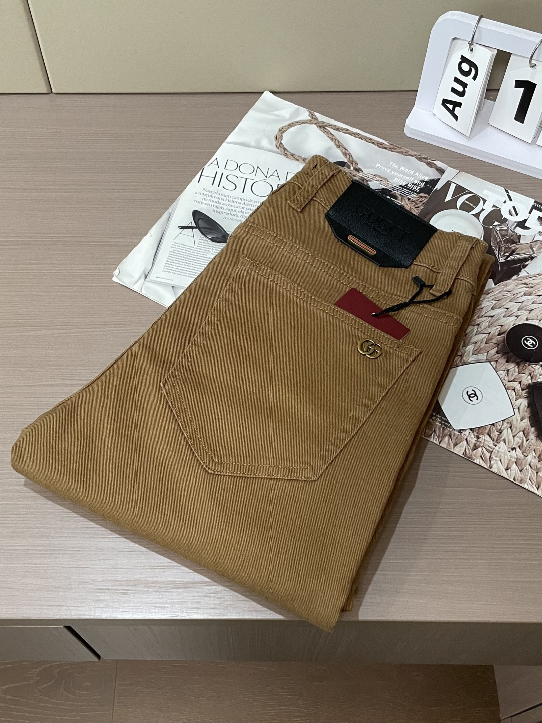 Gucc专柜最新同款牛仔裤 面料版型做工绝绝子好穿不挑身材在搭配上没有太多的限制 随意简洁的衬托其他单品