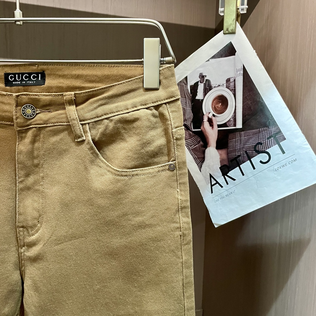 Gucc专柜最新同款牛仔裤 面料版型做工绝绝子好穿不挑身材在搭配上没有太多的限制 随意简洁的衬托其他单品