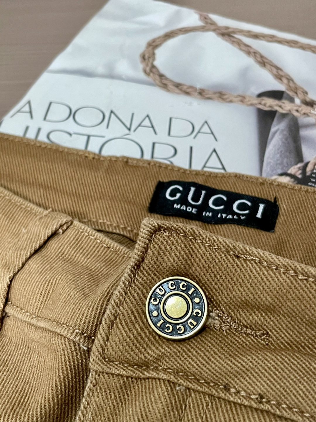 Gucc专柜最新同款牛仔裤 面料版型做工绝绝子好穿不挑身材在搭配上没有太多的限制 随意简洁的衬托其他单品