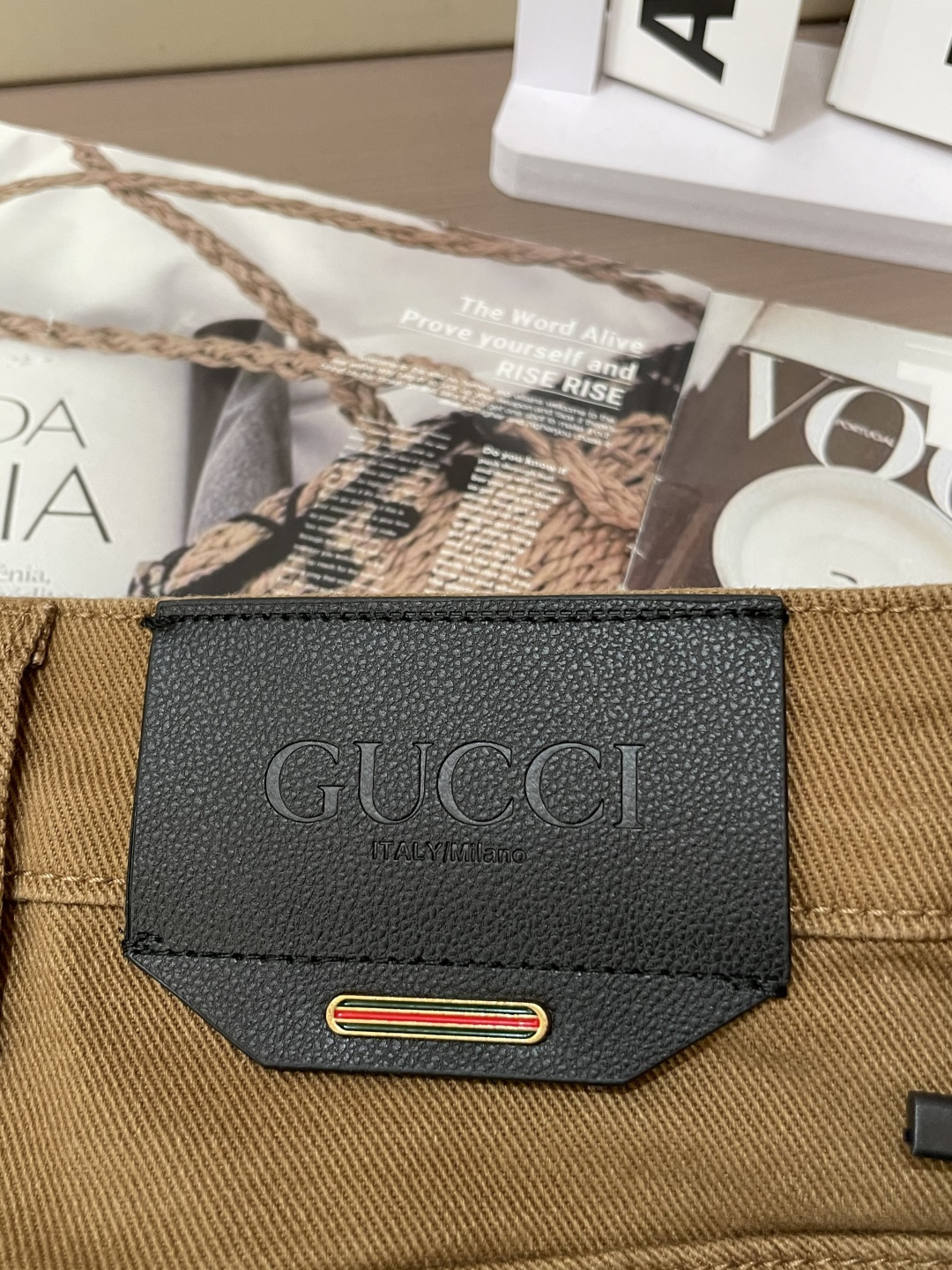 Gucc专柜最新同款牛仔裤 面料版型做工绝绝子好穿不挑身材在搭配上没有太多的限制 随意简洁的衬托其他单品