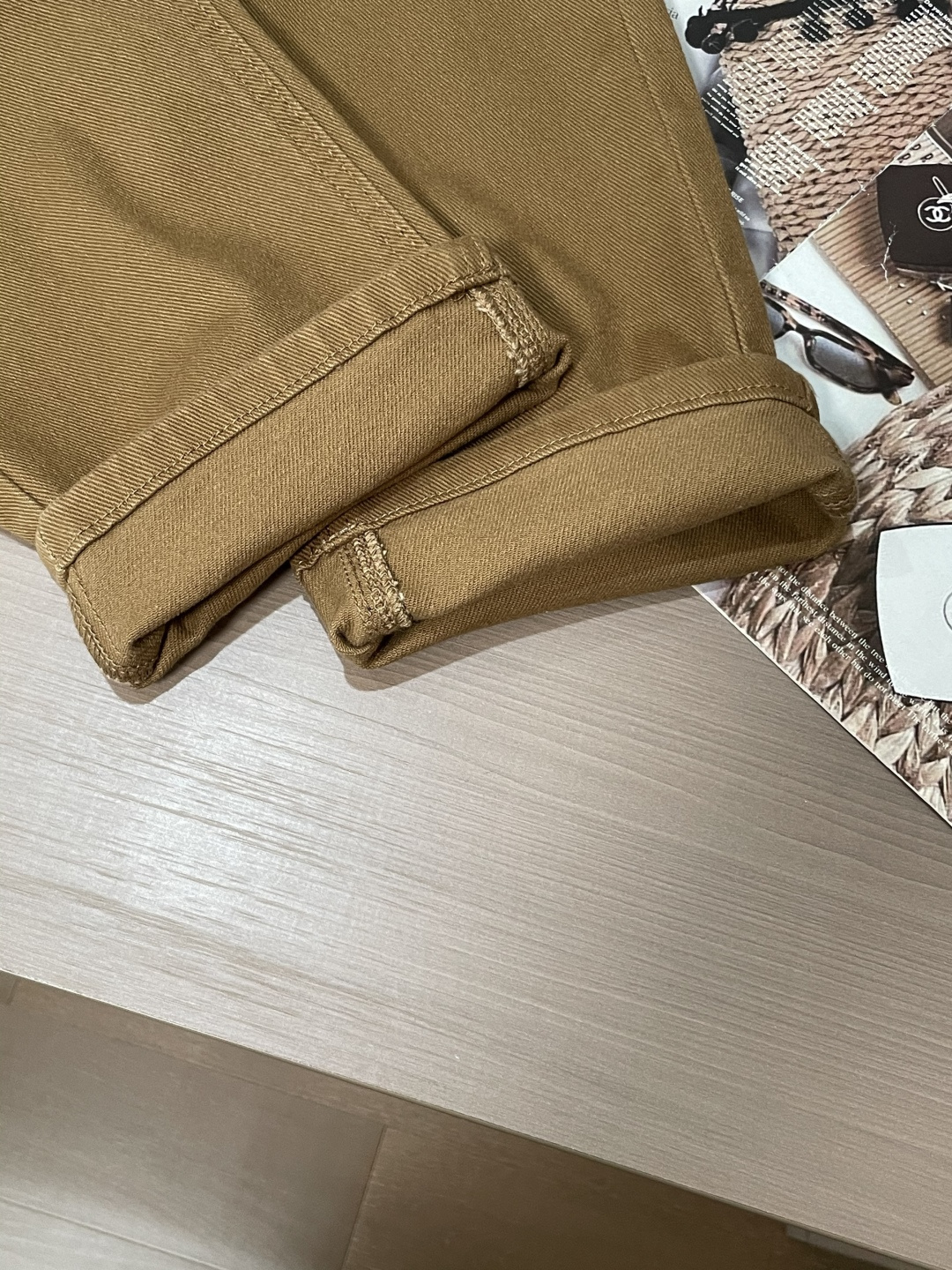 Gucc专柜最新同款牛仔裤 面料版型做工绝绝子好穿不挑身材在搭配上没有太多的限制 随意简洁的衬托其他单品