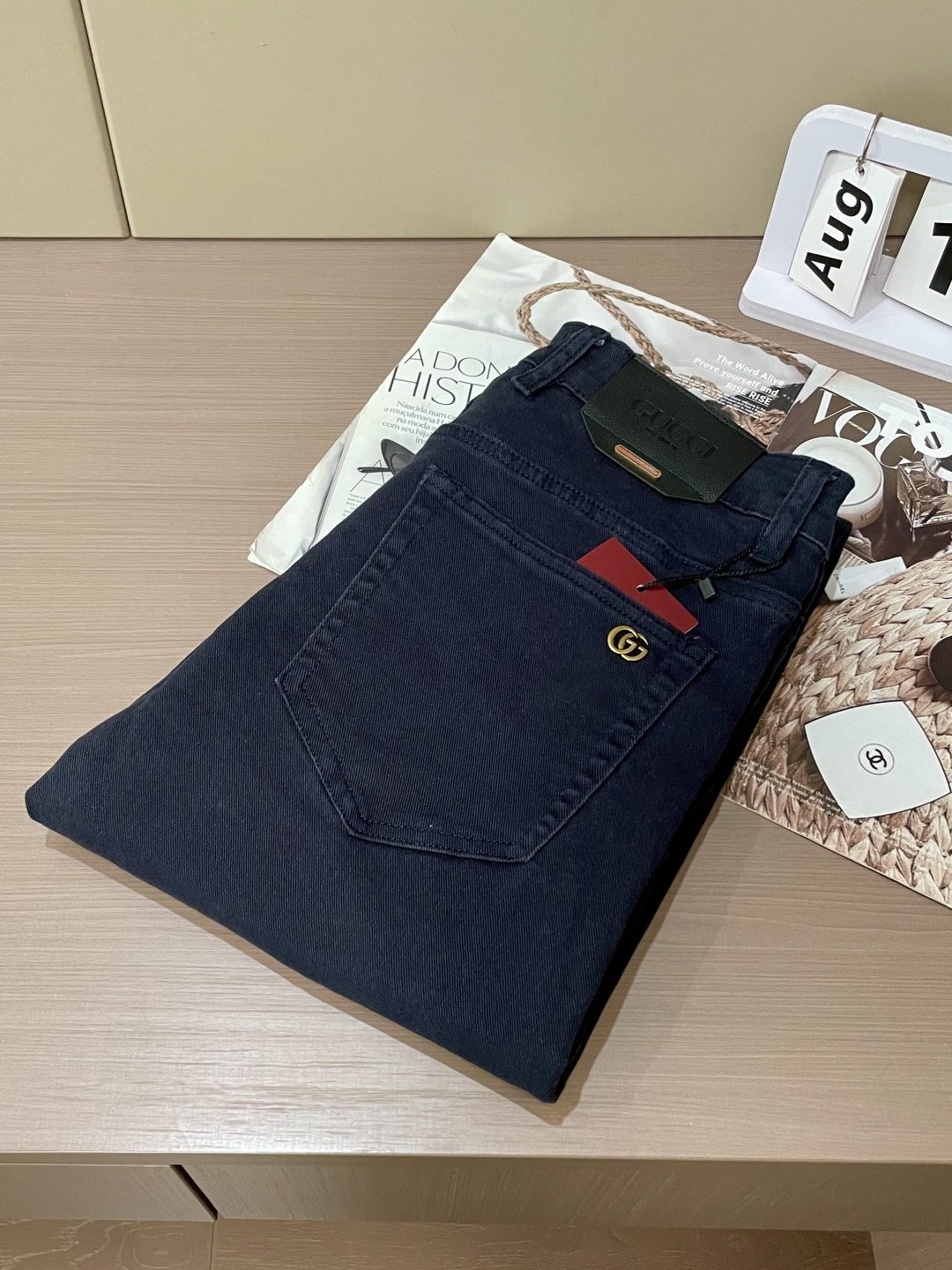 Gucc专柜最新同款牛仔裤 面料版型做工绝绝子好穿不挑身材在搭配上没有太多的限制 随意简洁的衬托其他单品