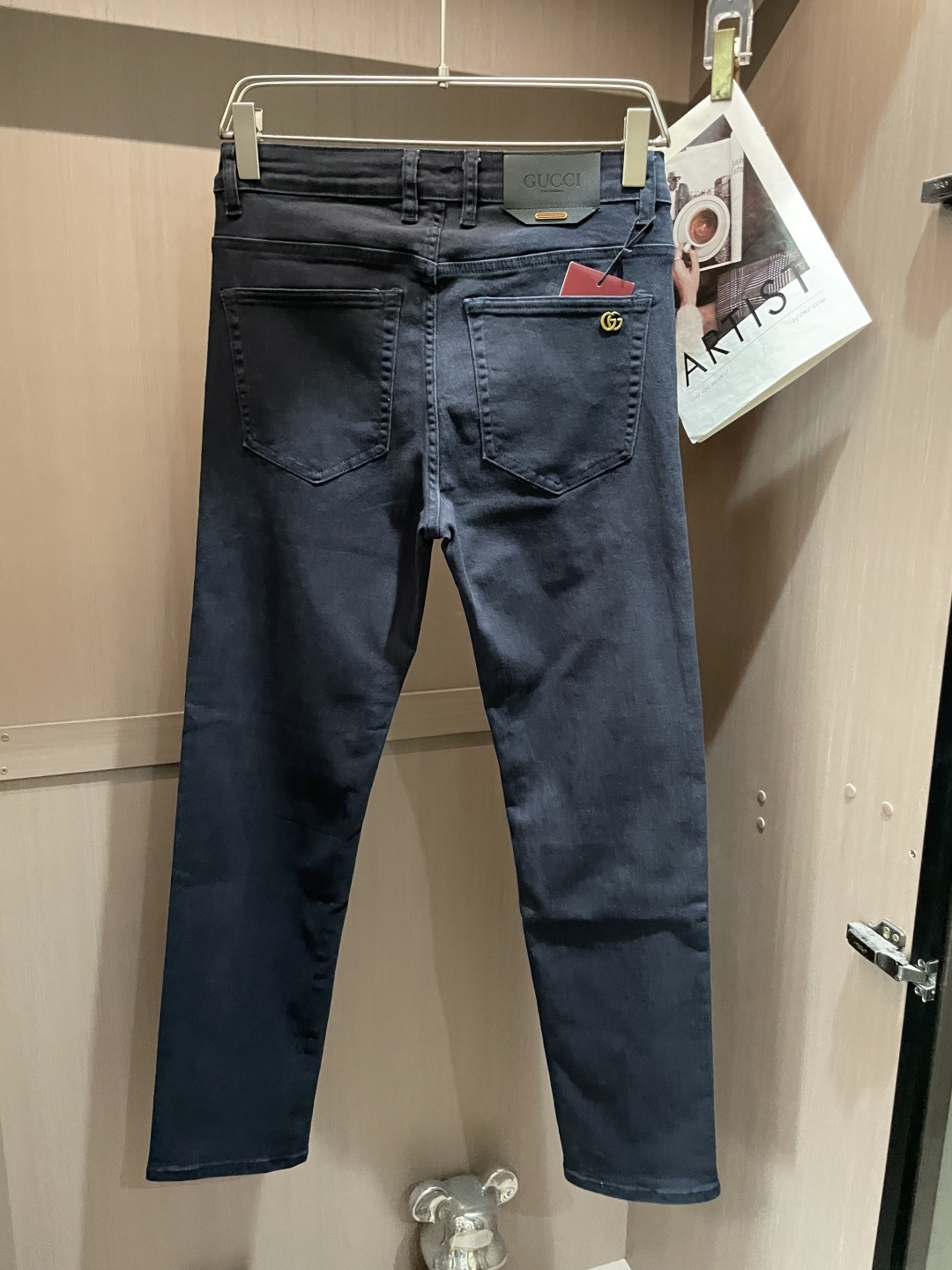 Gucc专柜最新同款牛仔裤 面料版型做工绝绝子好穿不挑身材在搭配上没有太多的限制 随意简洁的衬托其他单品