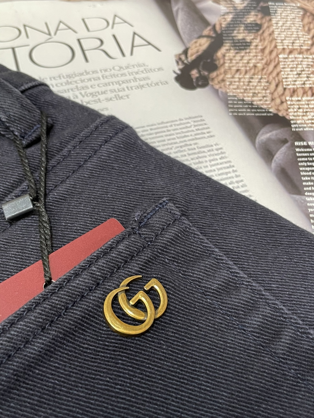 Gucc专柜最新同款牛仔裤 面料版型做工绝绝子好穿不挑身材在搭配上没有太多的限制 随意简洁的衬托其他单品