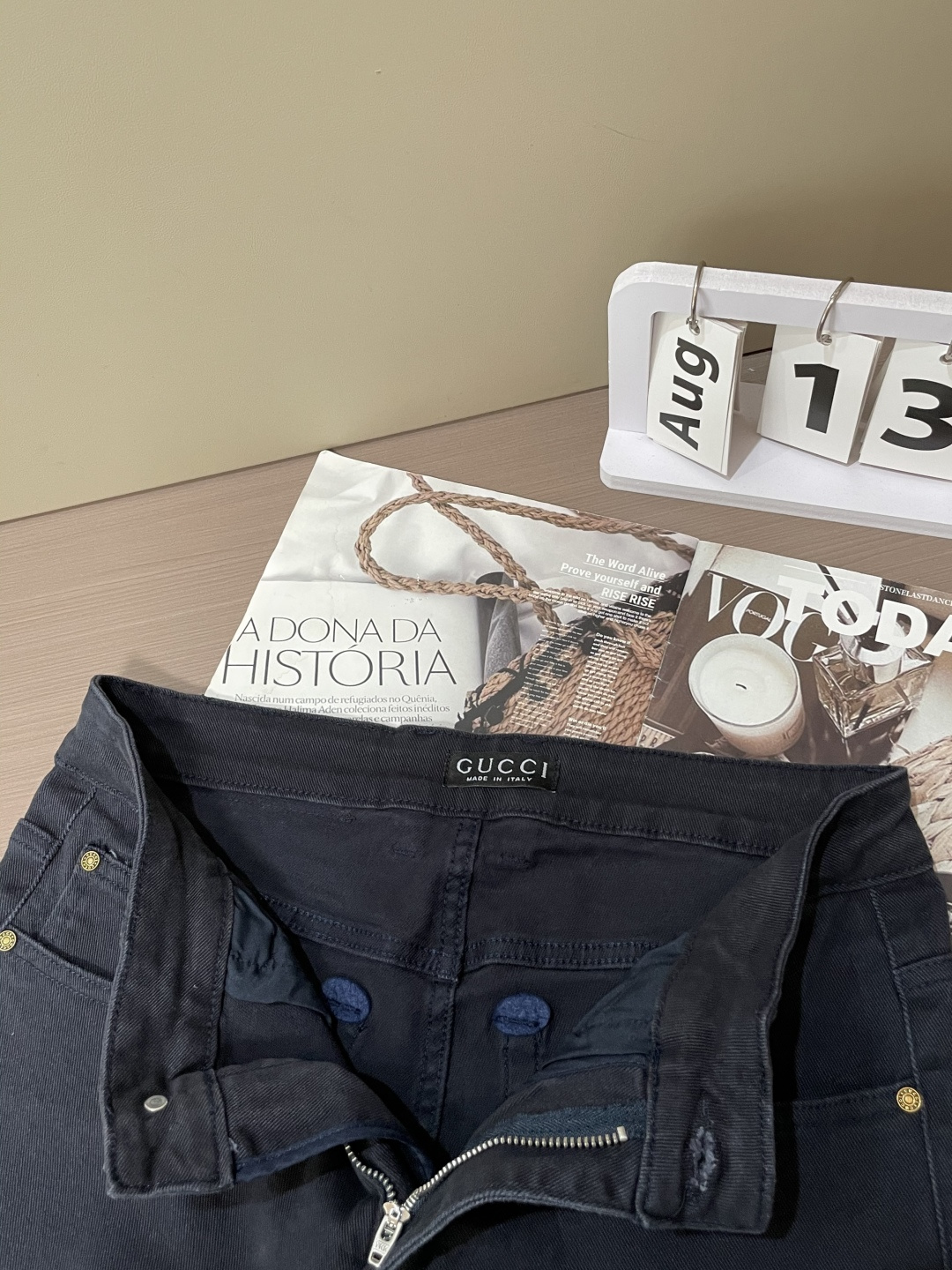 Gucc专柜最新同款牛仔裤 面料版型做工绝绝子好穿不挑身材在搭配上没有太多的限制 随意简洁的衬托其他单品