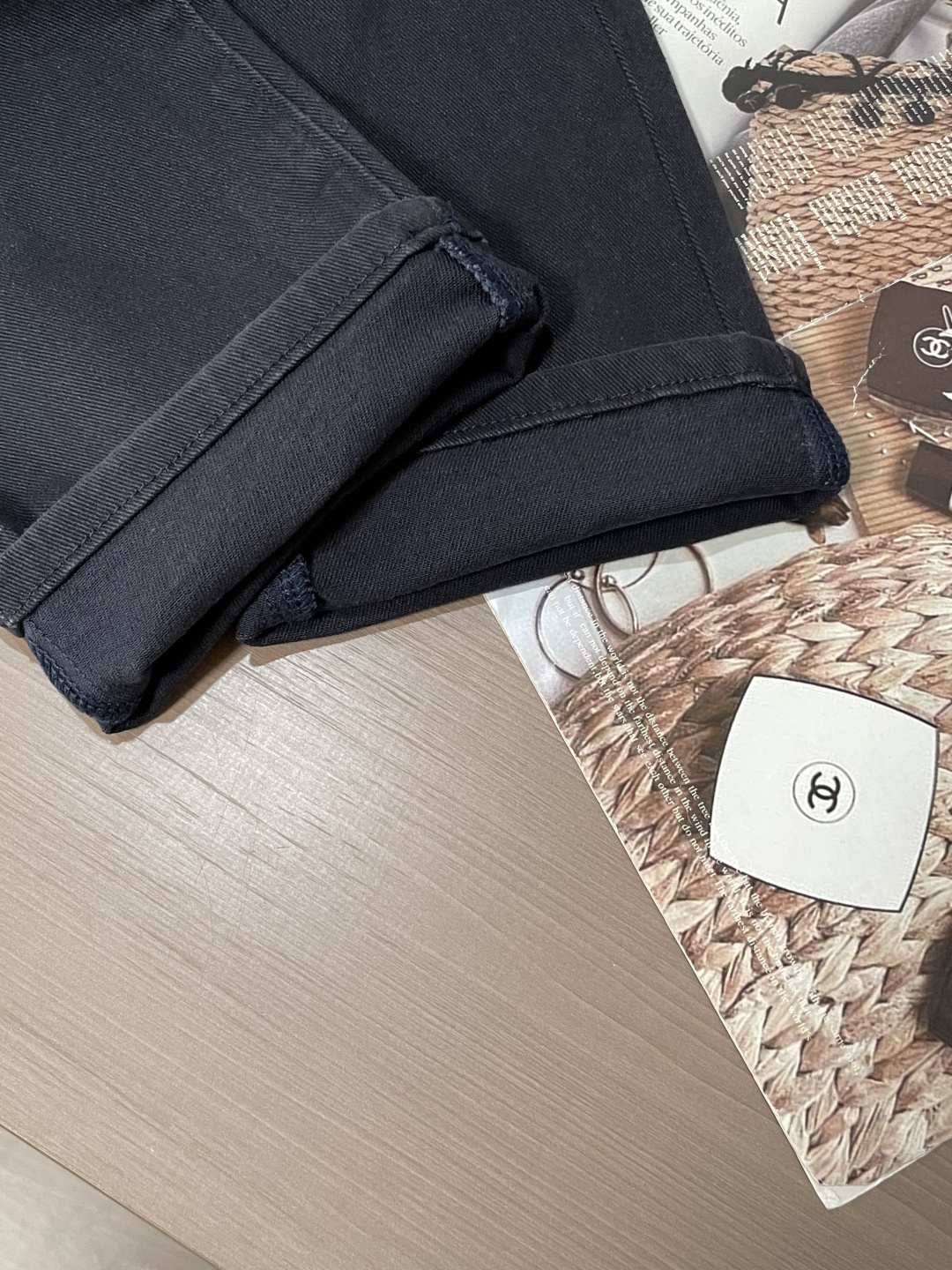 Gucc专柜最新同款牛仔裤 面料版型做工绝绝子好穿不挑身材在搭配上没有太多的限制 随意简洁的衬托其他单品