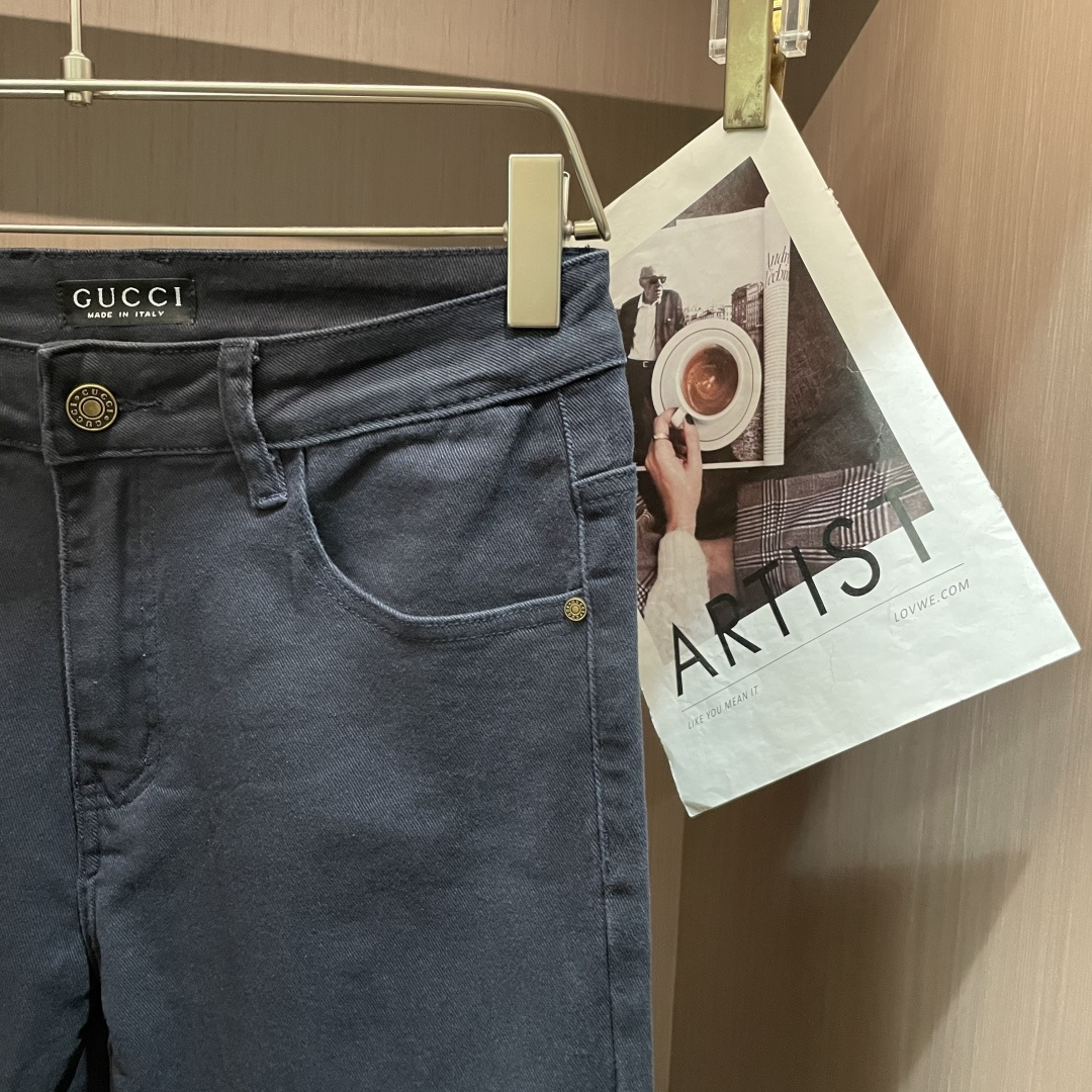 Gucc专柜最新同款牛仔裤 面料版型做工绝绝子好穿不挑身材在搭配上没有太多的限制 随意简洁的衬托其他单品