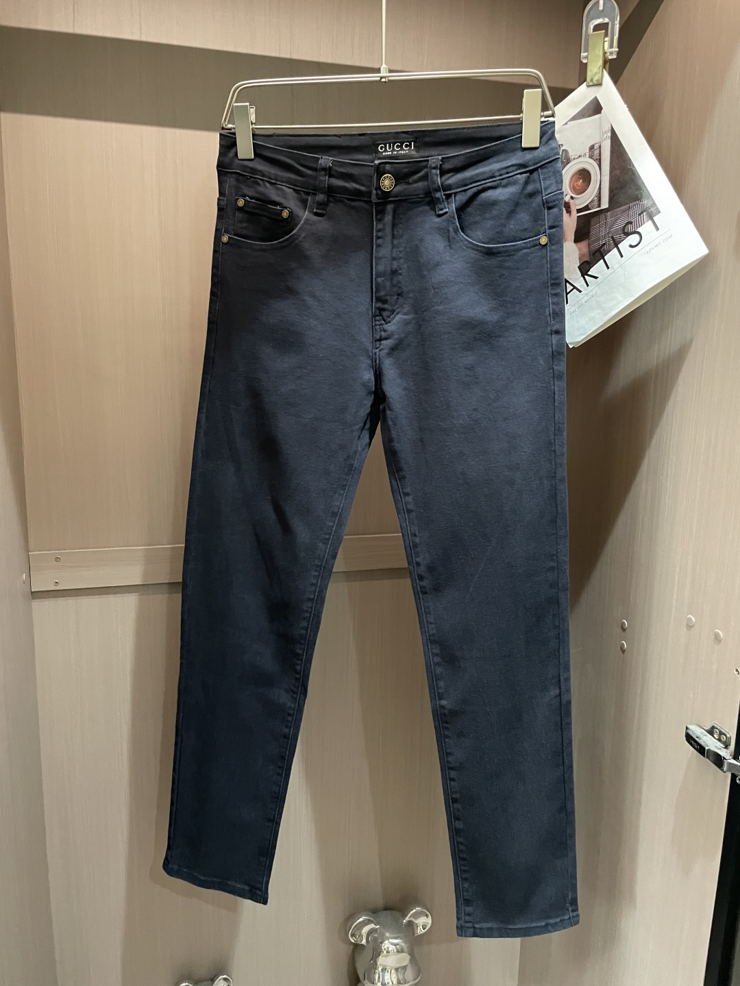 NO:522178,Gucc counter latest same style of jeans, fabric style and workmanship are excellent. It is easy to wear and not picky about body shape. There are no restrictions on matching. It is a casual and simple set of other items to show your style and posture~ A full set of original hardware accessories, top-level creation. It can be matched with any style of items, matched with various T-shirts/shirts, knitted jackets, and you don’t have to worry about matching when going out on a daily basis. Size 29-40,,gucci,jeans,jackets & coats,shirts,tees,t-shirt,alexander wang19860909Gucc 专柜最新同款牛仔裤 面料版型做工绝绝子 好穿不挑身材在搭配上没有太多的限制 随意简洁的衬托其他单品,来展现自己的风格姿态～ 全套原版五金辅料,顶级打造 可以百搭任何风格的单品,搭配各种T恤／衬衫,针织外套都可,日常外出不必再为搭配而烦恼了 尺码 29-40,,gucci,jeans,jackets & coats,shirts,tees，t-shirt,alexander wang,Men's clothing