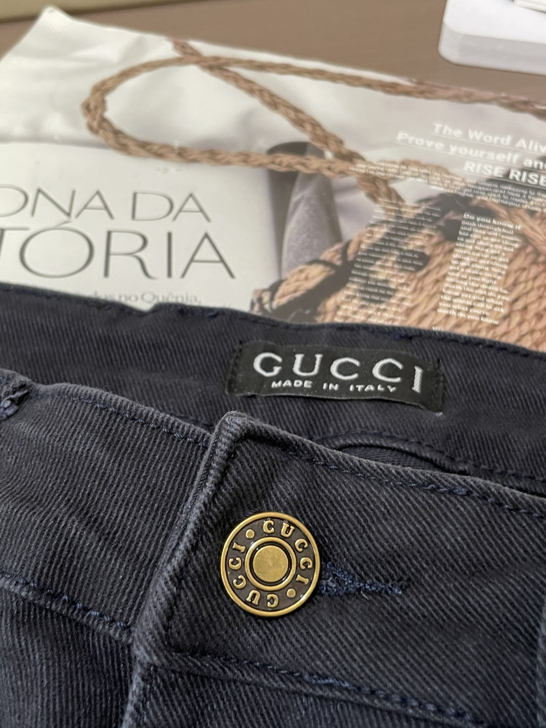 Gucc专柜最新同款牛仔裤 面料版型做工绝绝子好穿不挑身材在搭配上没有太多的限制 随意简洁的衬托其他单品