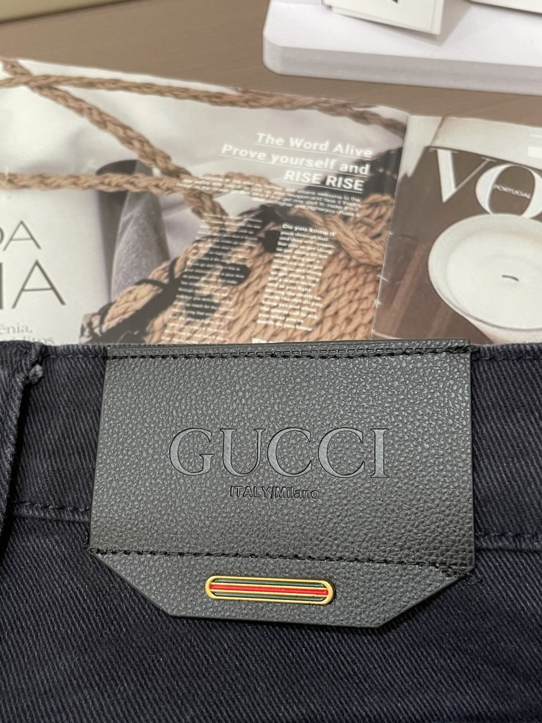 Gucc专柜最新同款牛仔裤 面料版型做工绝绝子好穿不挑身材在搭配上没有太多的限制 随意简洁的衬托其他单品