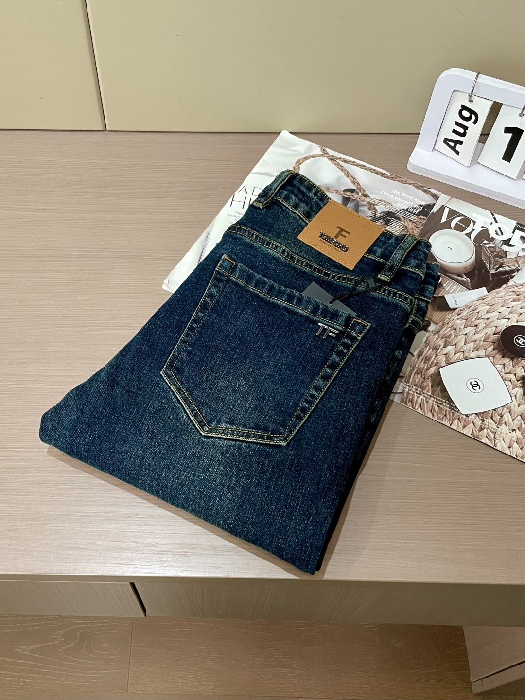 TF专柜最新同款牛仔裤 面料版型做工绝绝子好穿不挑身材在搭配上没有太多的限制 随意简洁的衬托其他单品，来