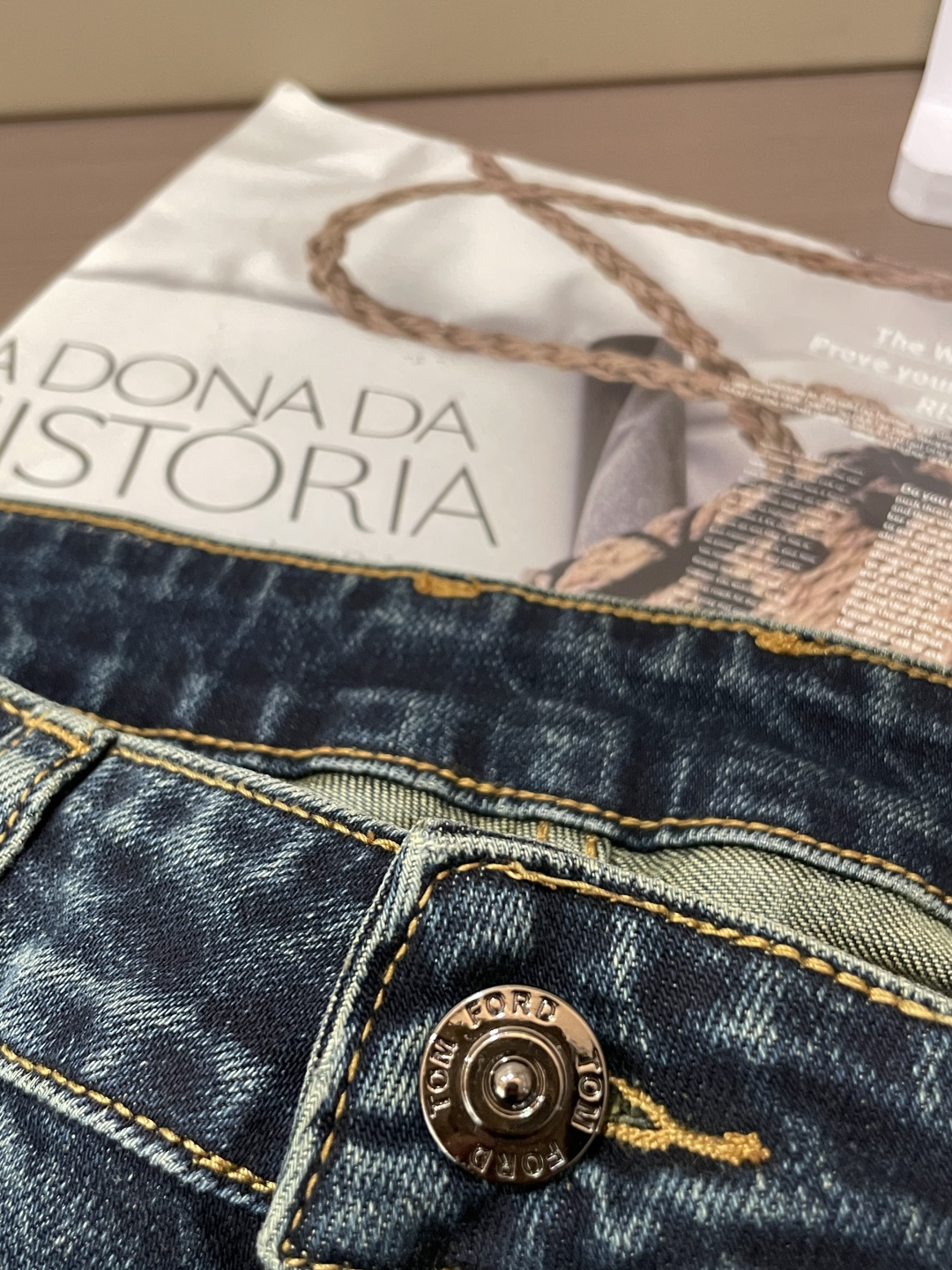 TF专柜最新同款牛仔裤 面料版型做工绝绝子好穿不挑身材在搭配上没有太多的限制 随意简洁的衬托其他单品，来