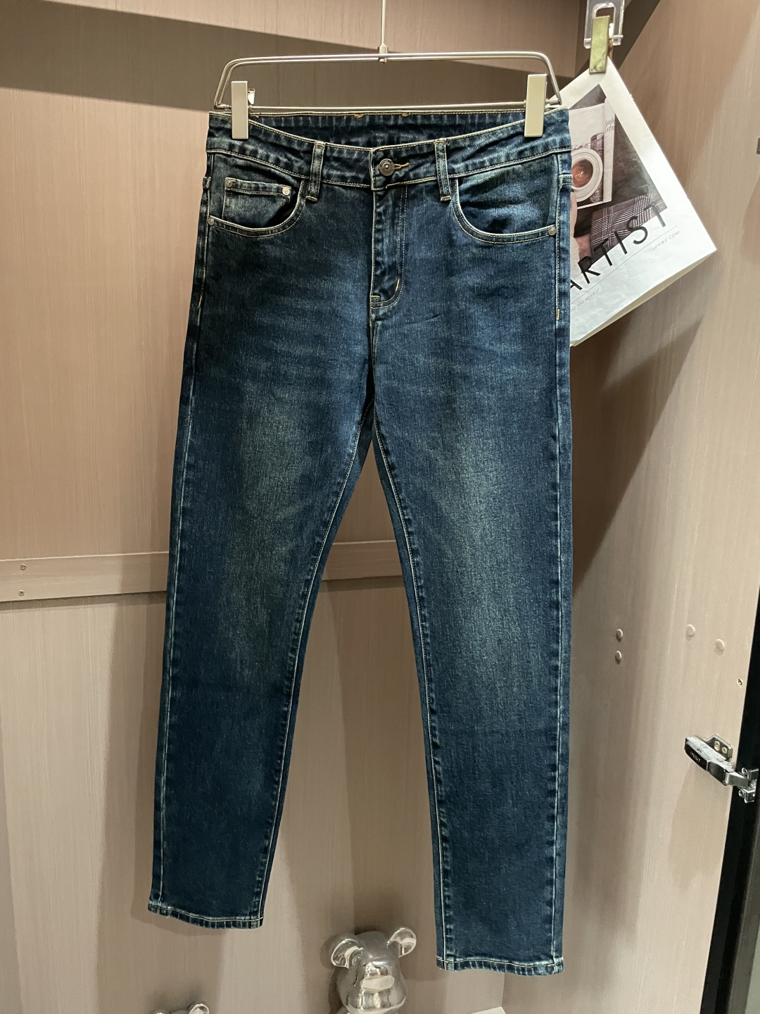 NO:522181,TF counter has the latest same style of jeans. The fabric style is absolutely craftsmanship. It is easy to wear and not pick on the figure. There are no restrictions on matching. It can set off other items in a simple way to show your style and posture~ A full set of original hardware accessories, top-level creation. It can be matched with any style of items, matched with various T-shirts/shirts, knitted jackets. You don’t have to worry about matching when going out on a daily basis. Size 29-40,,tom ford,jeans,jackets & coats,shirts,tees,t-shirt,alexander wang19860909TF 专柜最新同款牛仔裤 面料版型做工绝绝子 好穿不挑身材在搭配上没有太多的限制 随意简洁的衬托其他单品,来展现自己的风格姿态～ 全套原版五金辅料,顶级打造 可以百搭任何风格的单品,搭配各种T恤／衬衫,针织外套都可,日常外出不必再为搭配而烦恼了 尺码 29-40,,tom ford,jeans,jackets & coats,shirts,tees，t-shirt,alexander wang,Men's clothing