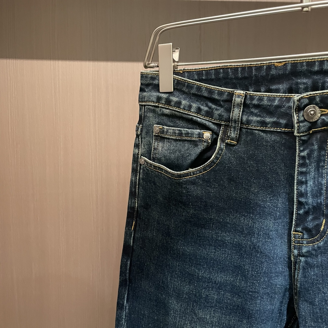 TF专柜最新同款牛仔裤 面料版型做工绝绝子好穿不挑身材在搭配上没有太多的限制 随意简洁的衬托其他单品，来