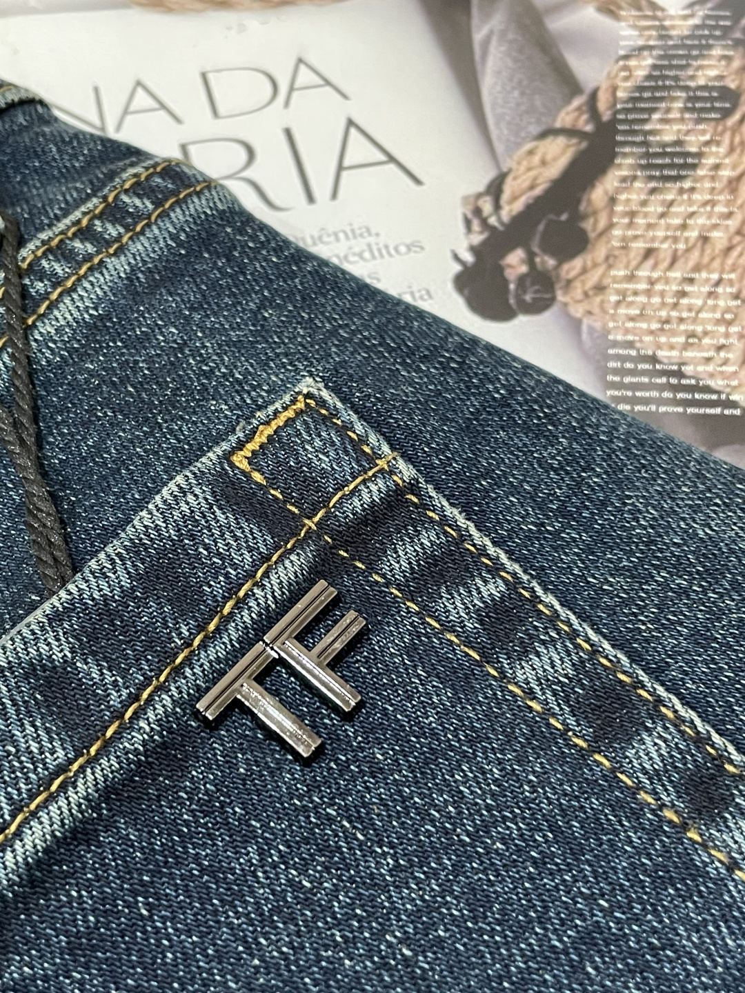 TF专柜最新同款牛仔裤 面料版型做工绝绝子好穿不挑身材在搭配上没有太多的限制 随意简洁的衬托其他单品，来