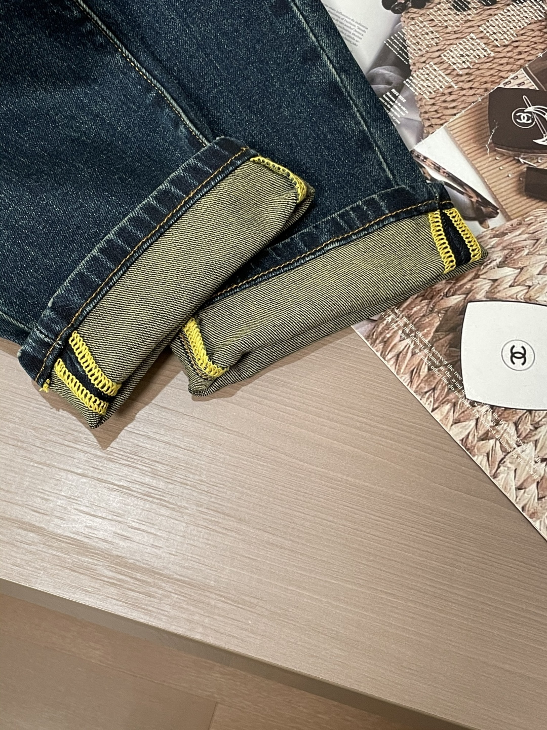 TF专柜最新同款牛仔裤 面料版型做工绝绝子好穿不挑身材在搭配上没有太多的限制 随意简洁的衬托其他单品，来