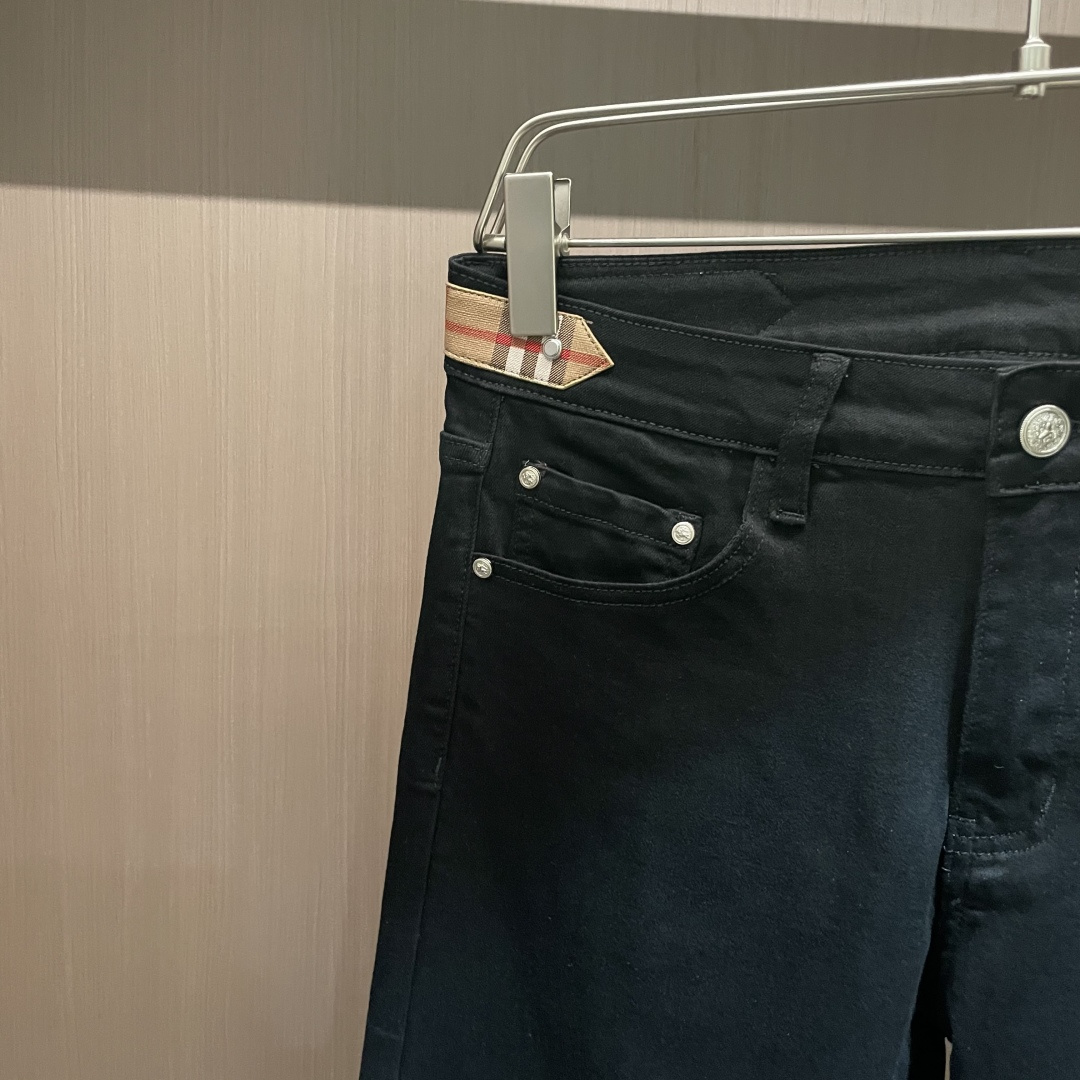 Bur专柜最新同款牛仔裤 面料版型做工绝绝子好穿不挑身材在搭配上没有太多的限制 随意简洁的衬托其他单品，