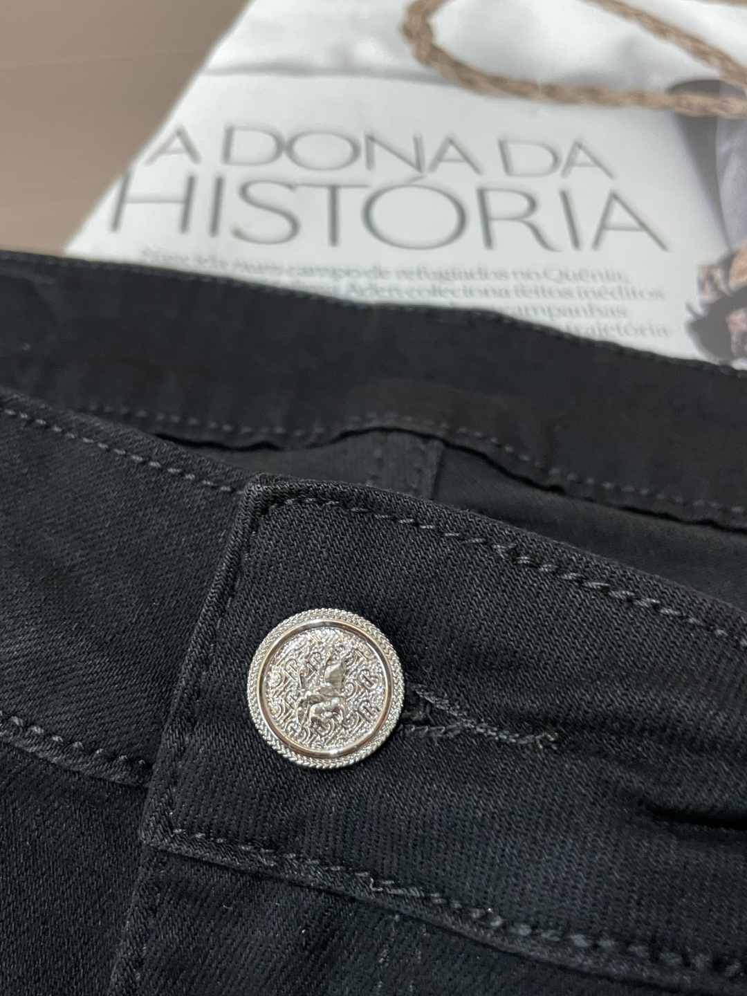 Bur专柜最新同款牛仔裤 面料版型做工绝绝子好穿不挑身材在搭配上没有太多的限制 随意简洁的衬托其他单品，