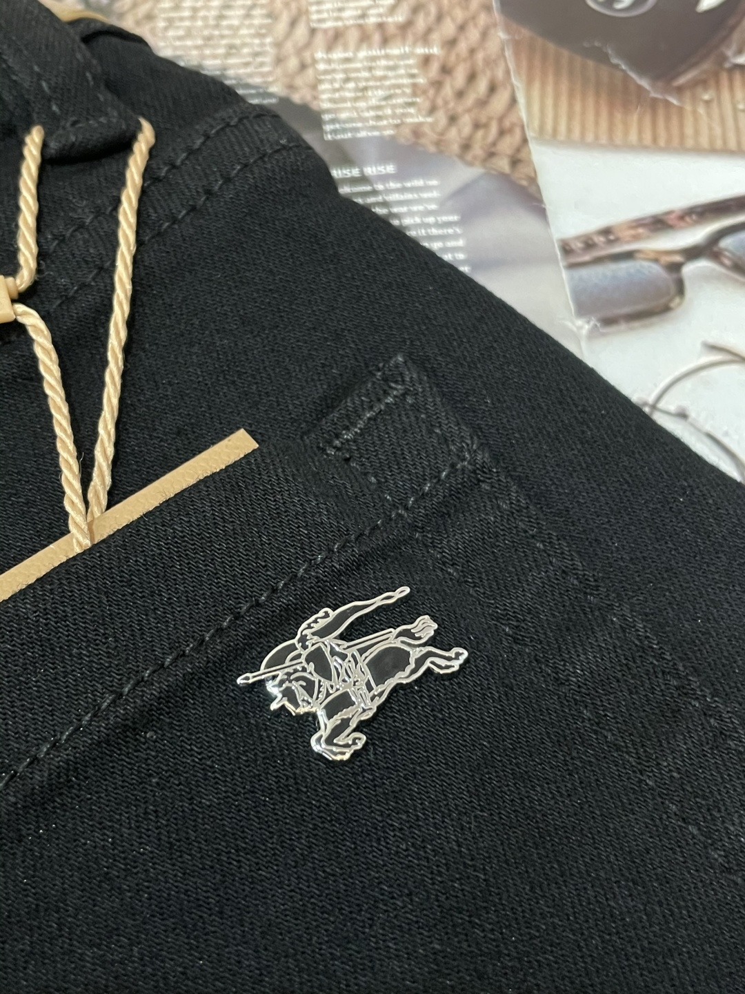 Bur专柜最新同款牛仔裤 面料版型做工绝绝子好穿不挑身材在搭配上没有太多的限制 随意简洁的衬托其他单品，