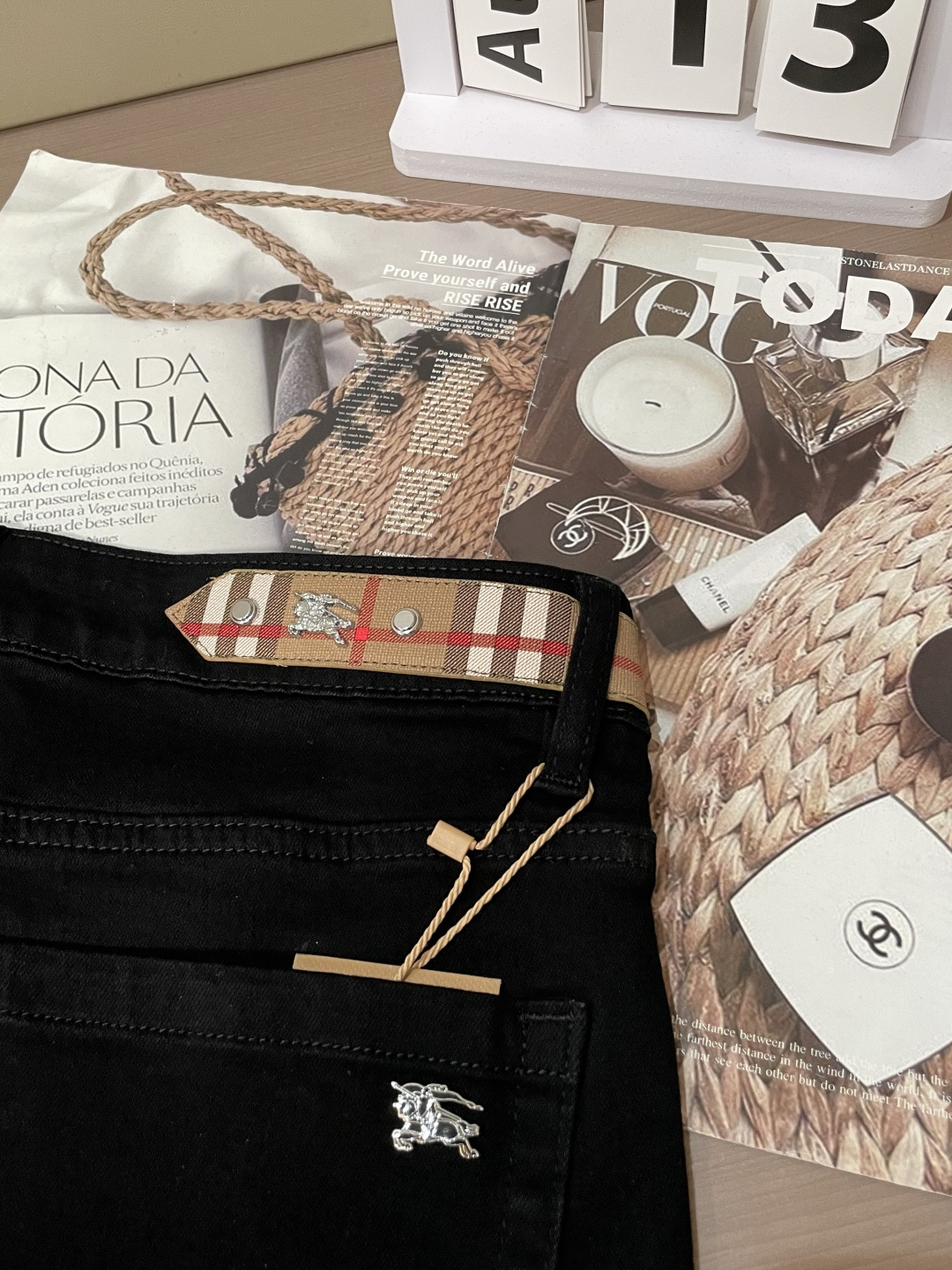 Bur专柜最新同款牛仔裤 面料版型做工绝绝子好穿不挑身材在搭配上没有太多的限制 随意简洁的衬托其他单品，