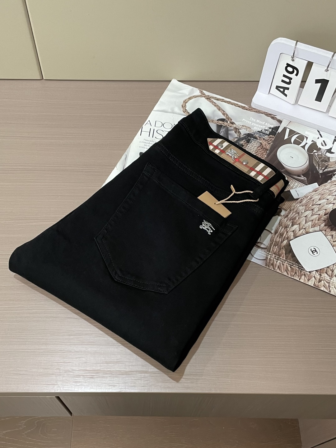 Bur专柜最新同款牛仔裤 面料版型做工绝绝子好穿不挑身材在搭配上没有太多的限制 随意简洁的衬托其他单品，